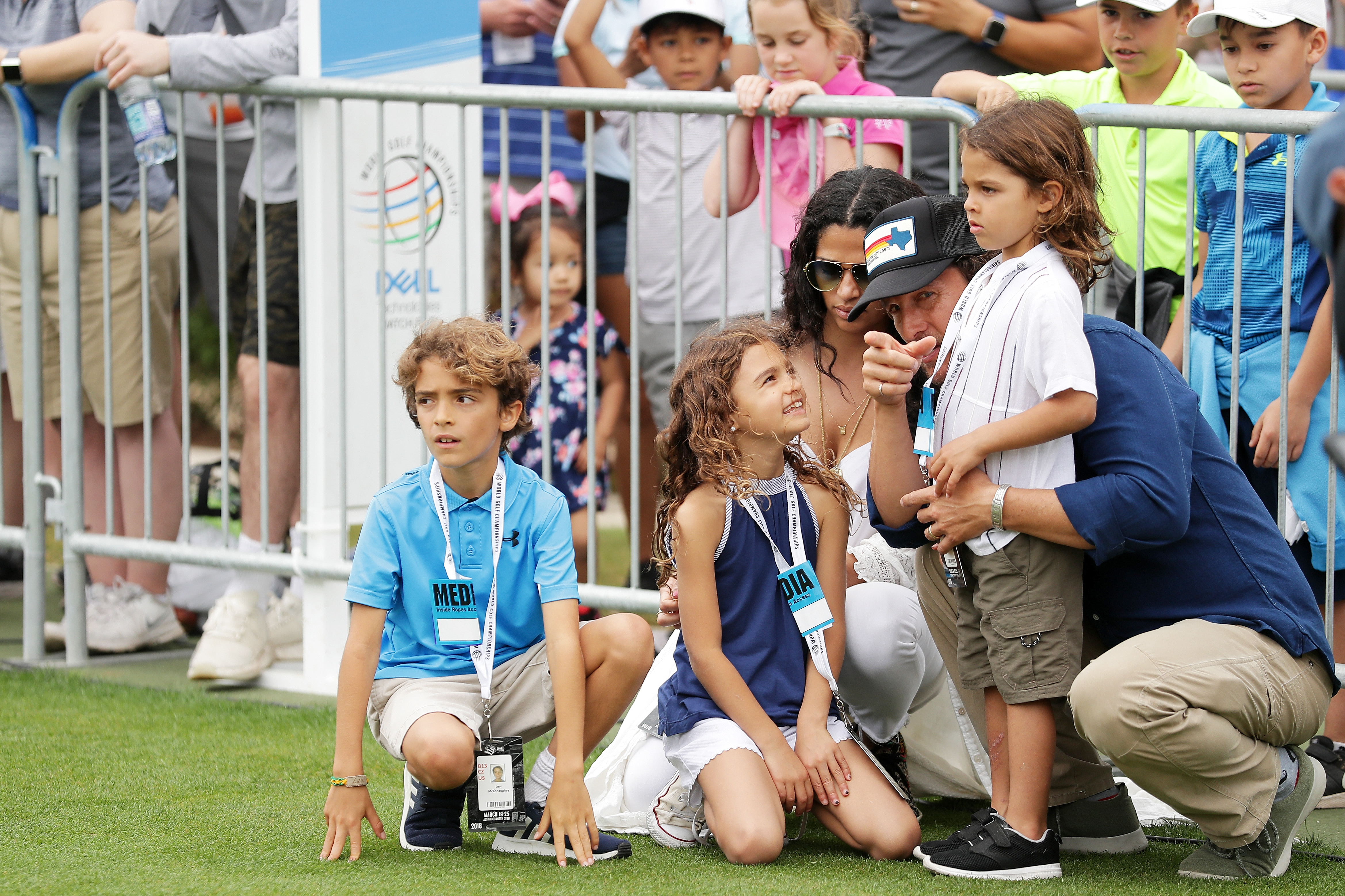 Matthew McConaughey, Camila Alves y sus hijos Levi, Vida y Livingston asisten a la ronda final del Campeonato Mundial de Golf-Dell Match Play en el Austin Country Club de Austin, Texas, el 25 de marzo de 2018 | Fuente: Getty Images