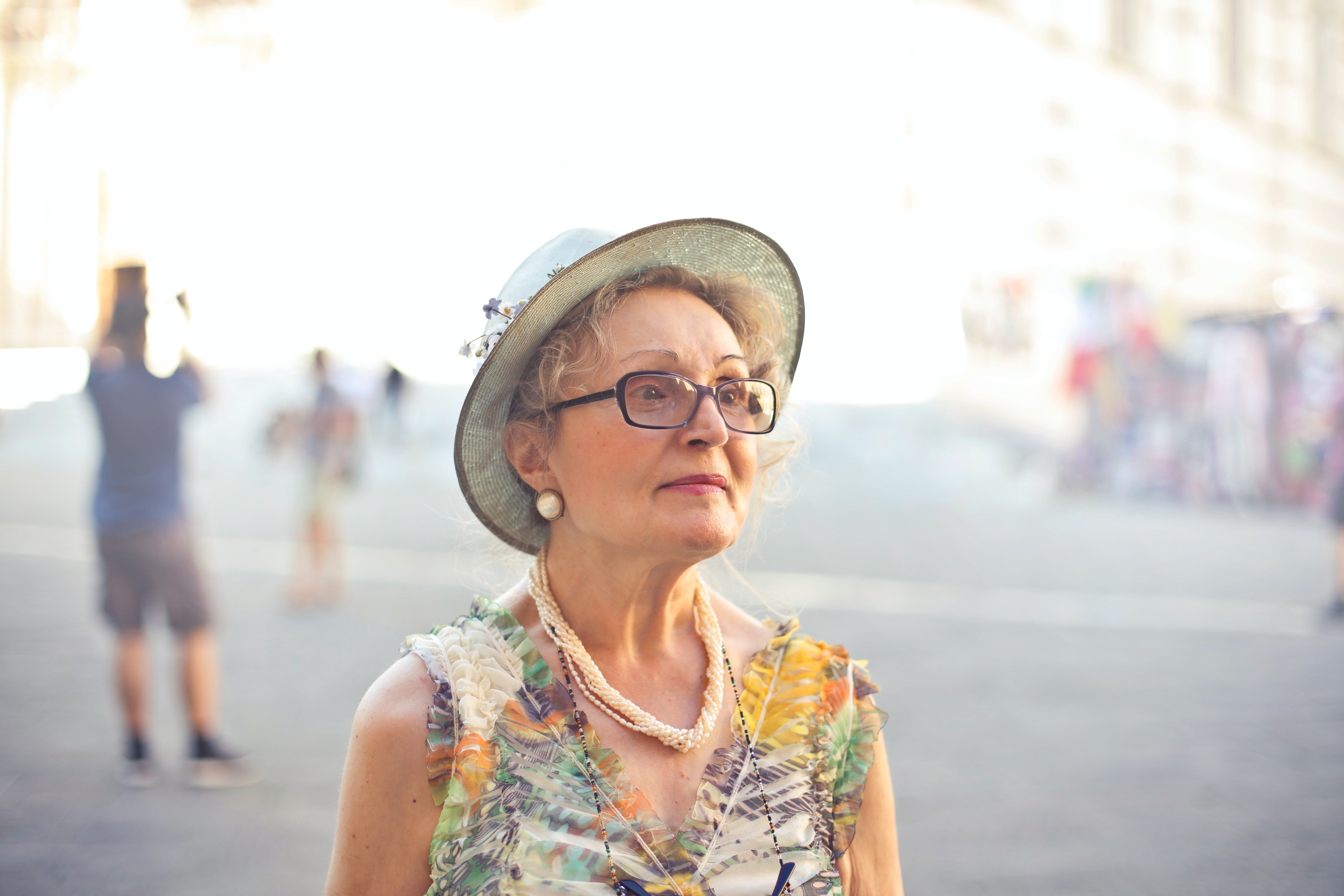 Una mujer mayor paseando por la calle. | Foto: Pexels/Andrea Piacquadio