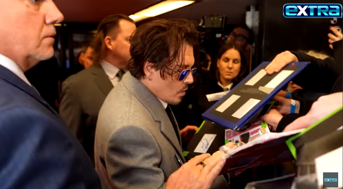 Johnny Depp firmando autógrafos en el estreno de "Jean Du Barry" en Londres, Inglaterra | Foto: YouTube/extratv