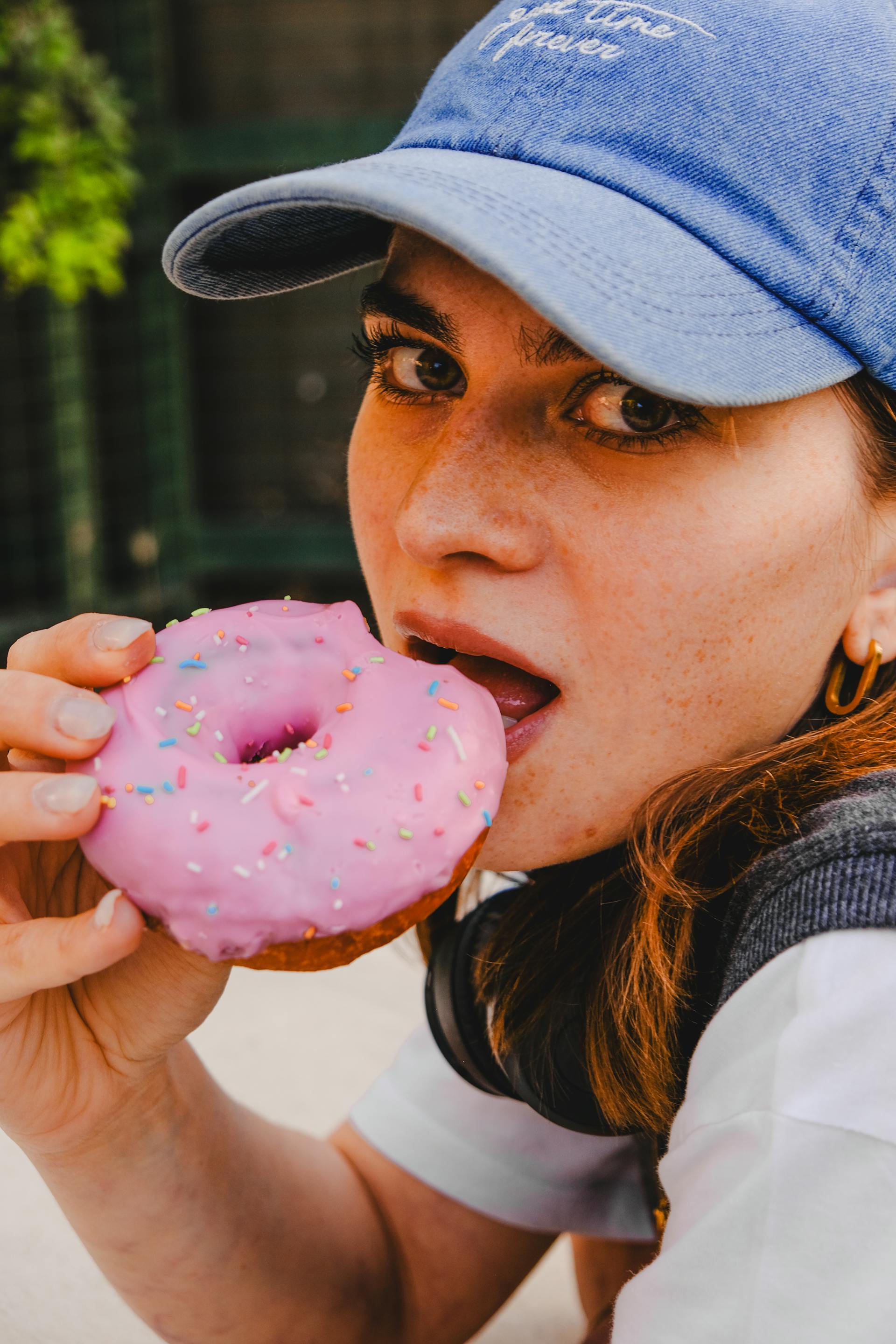 Primer plano de una mujer comiendo un donut | Fuente: Pexels