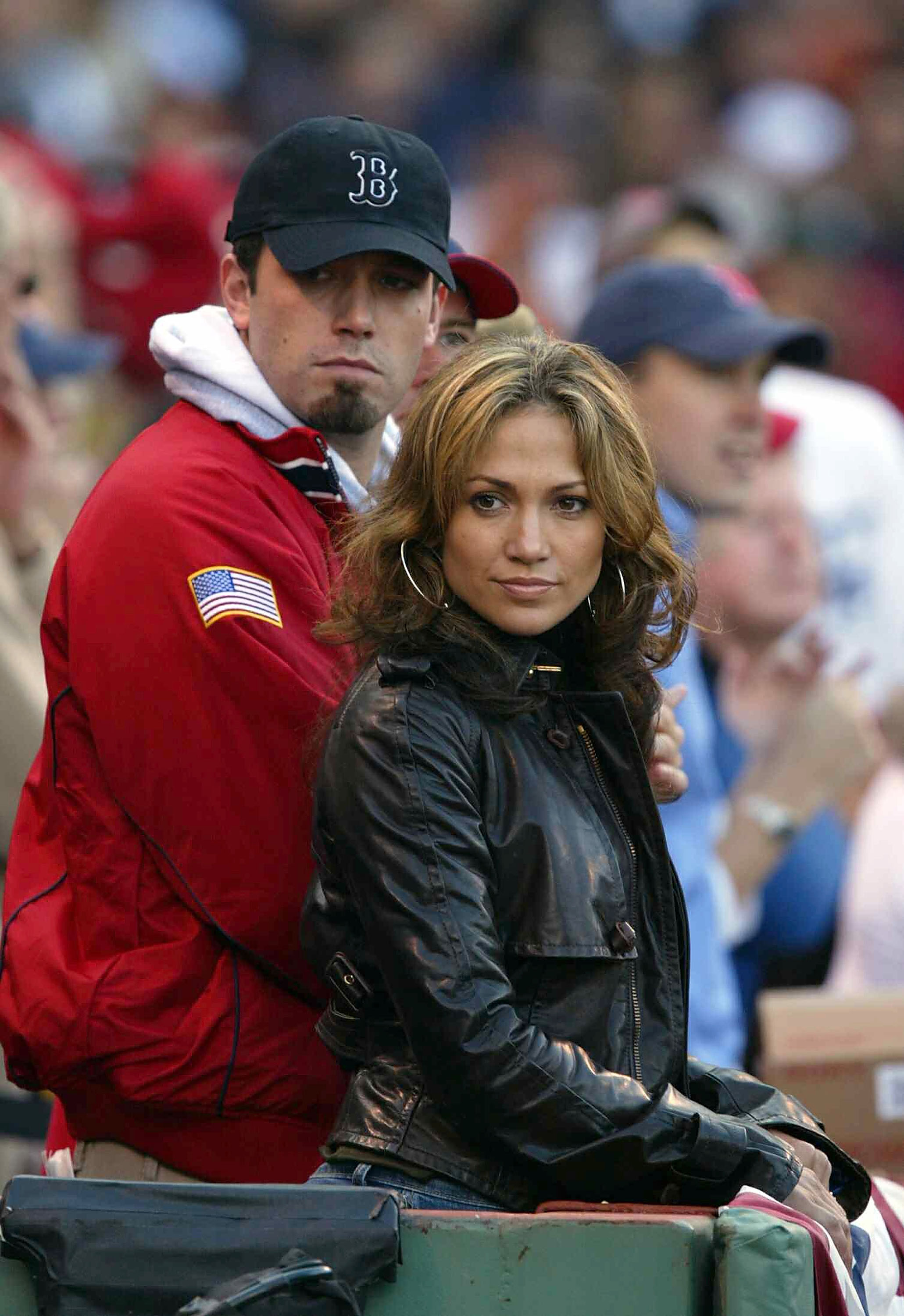 Jennifer Lopez y Ben Affleck ven un partido entre los New York Yankees y los Boston Red Sox el 11 de octubre de 2003 | Fuente: Getty Images