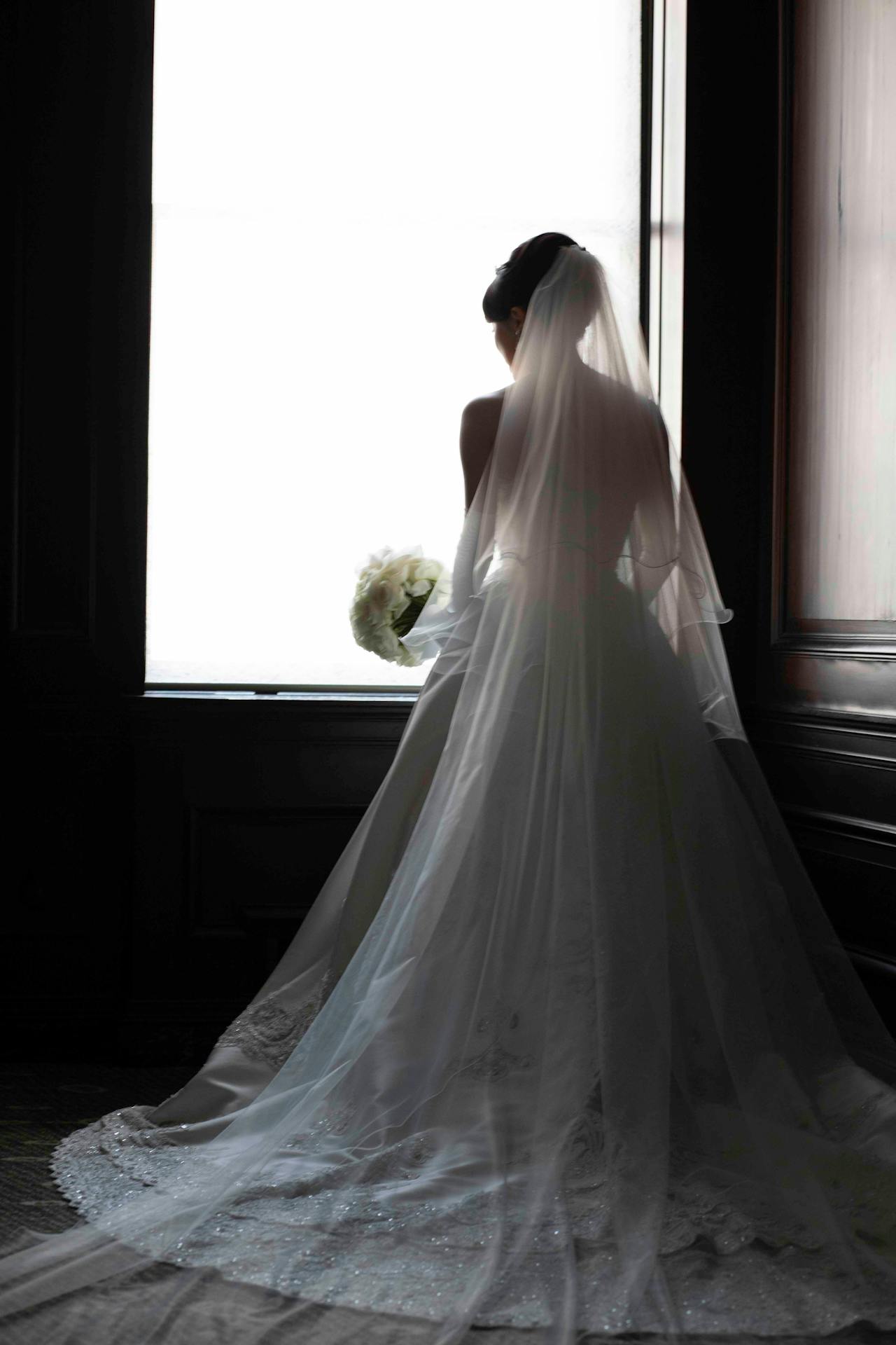 Una novia de pie cerca de la ventana | Fuente: Pexels