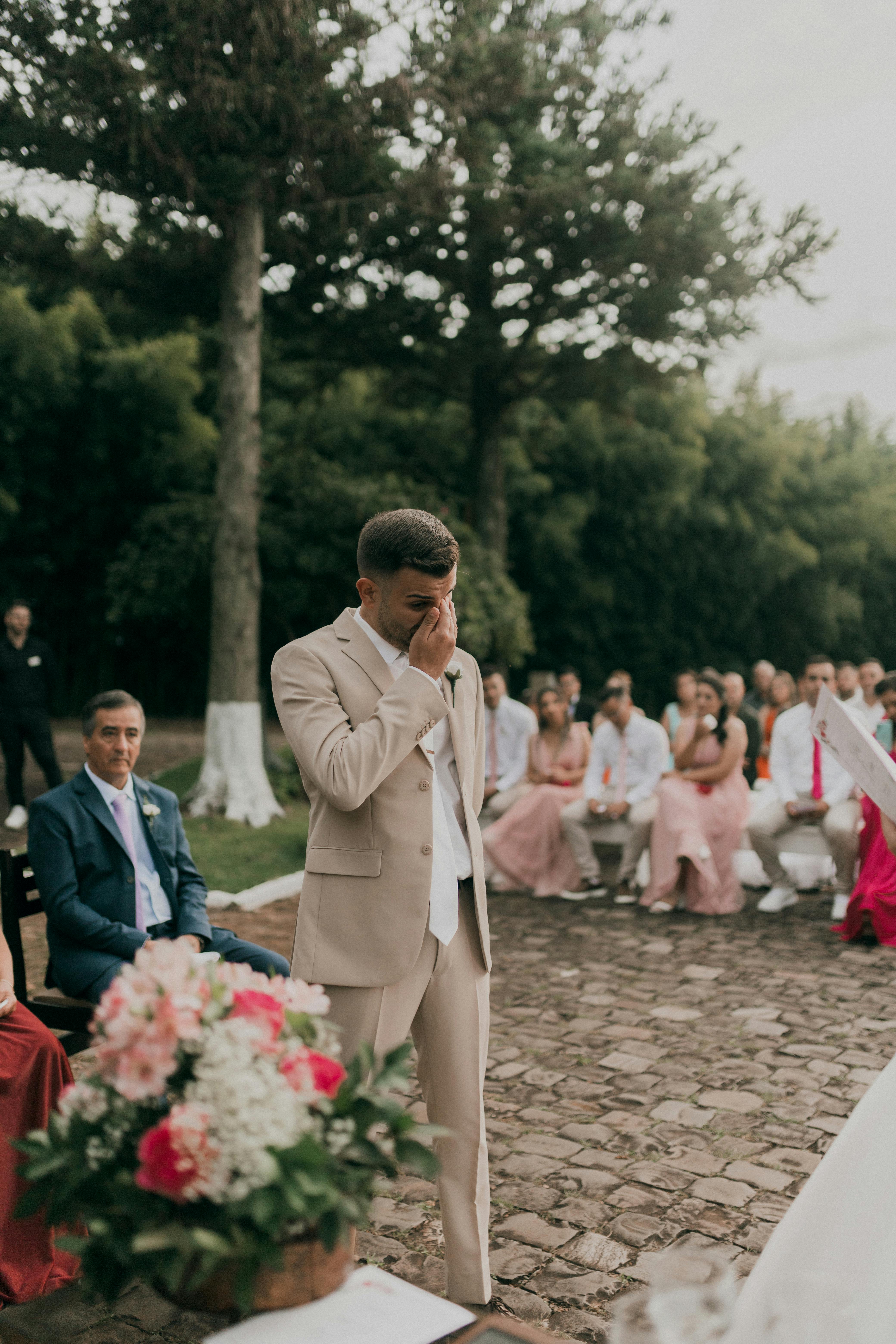 Un novio frustrado y molesto en su boda | Fuente: Pexels