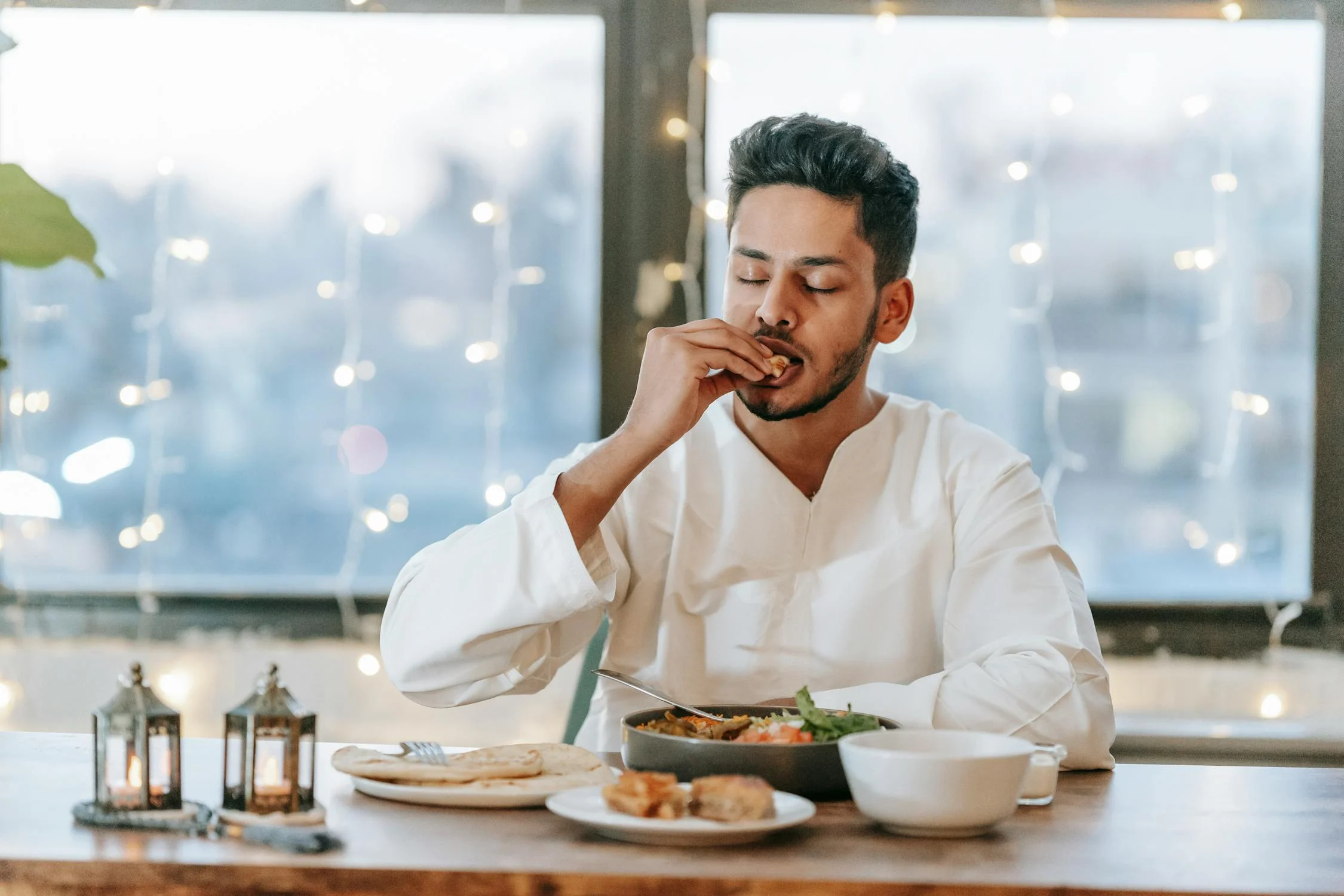 Un hombre comiendo con las manos | Fuente: Pexels