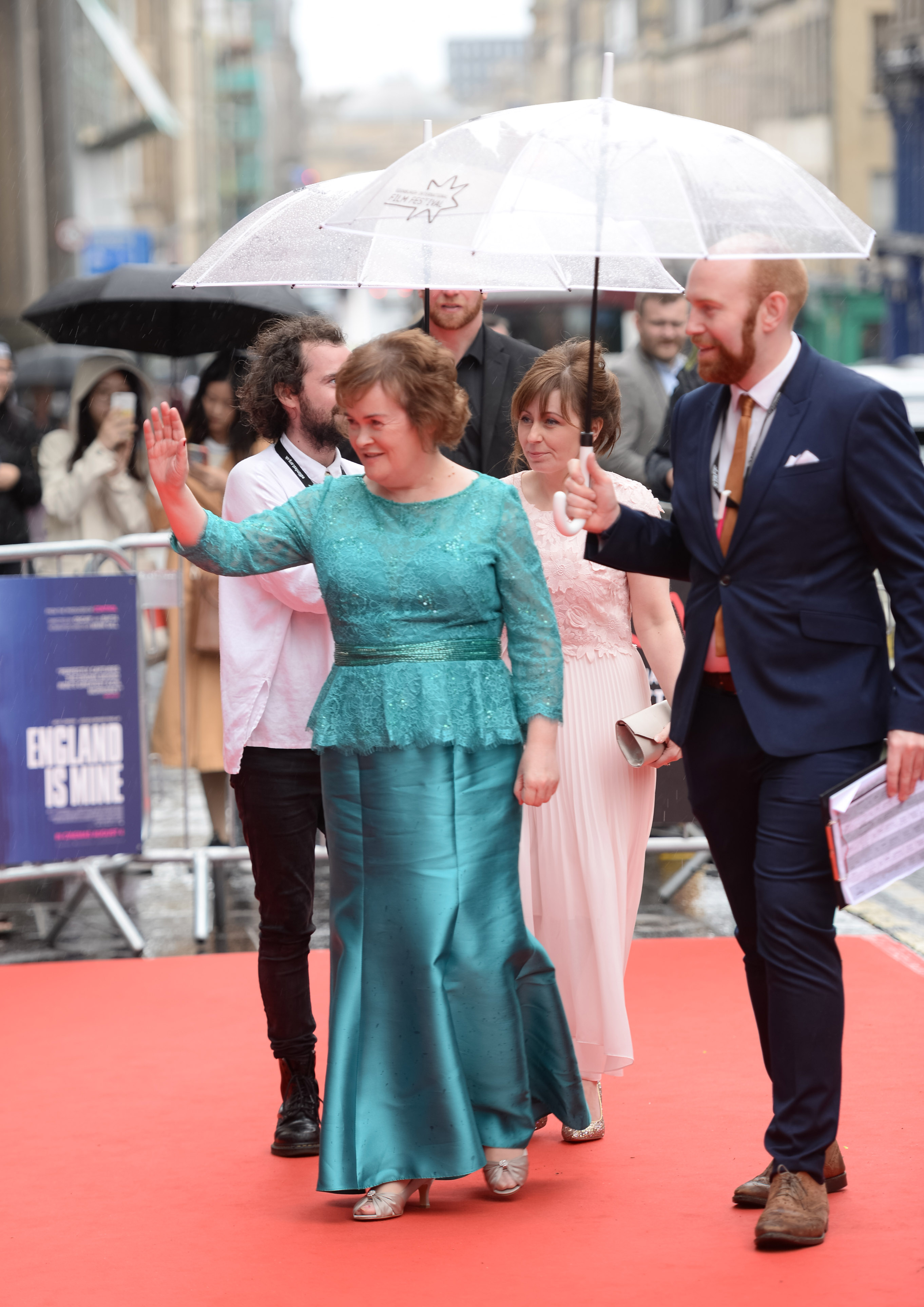 Susan Boyle saluda en el estreno mundial de "England is Mine", 2017 | Fuente: Getty Images