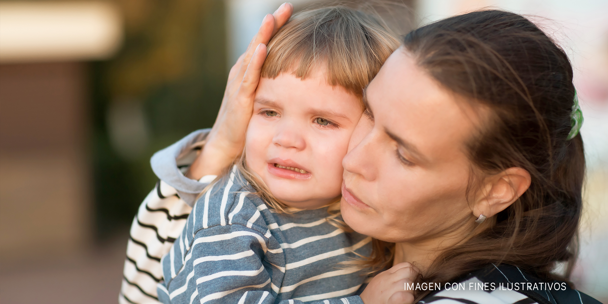 Mujer consolando a un niño que llora. | Foto: Shutterstock
