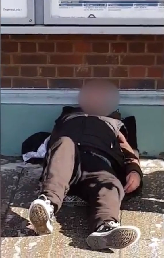 El hombre sin hogar descansando en el suelo. Fuente: Facebook / Heidi-Liv Gravesen