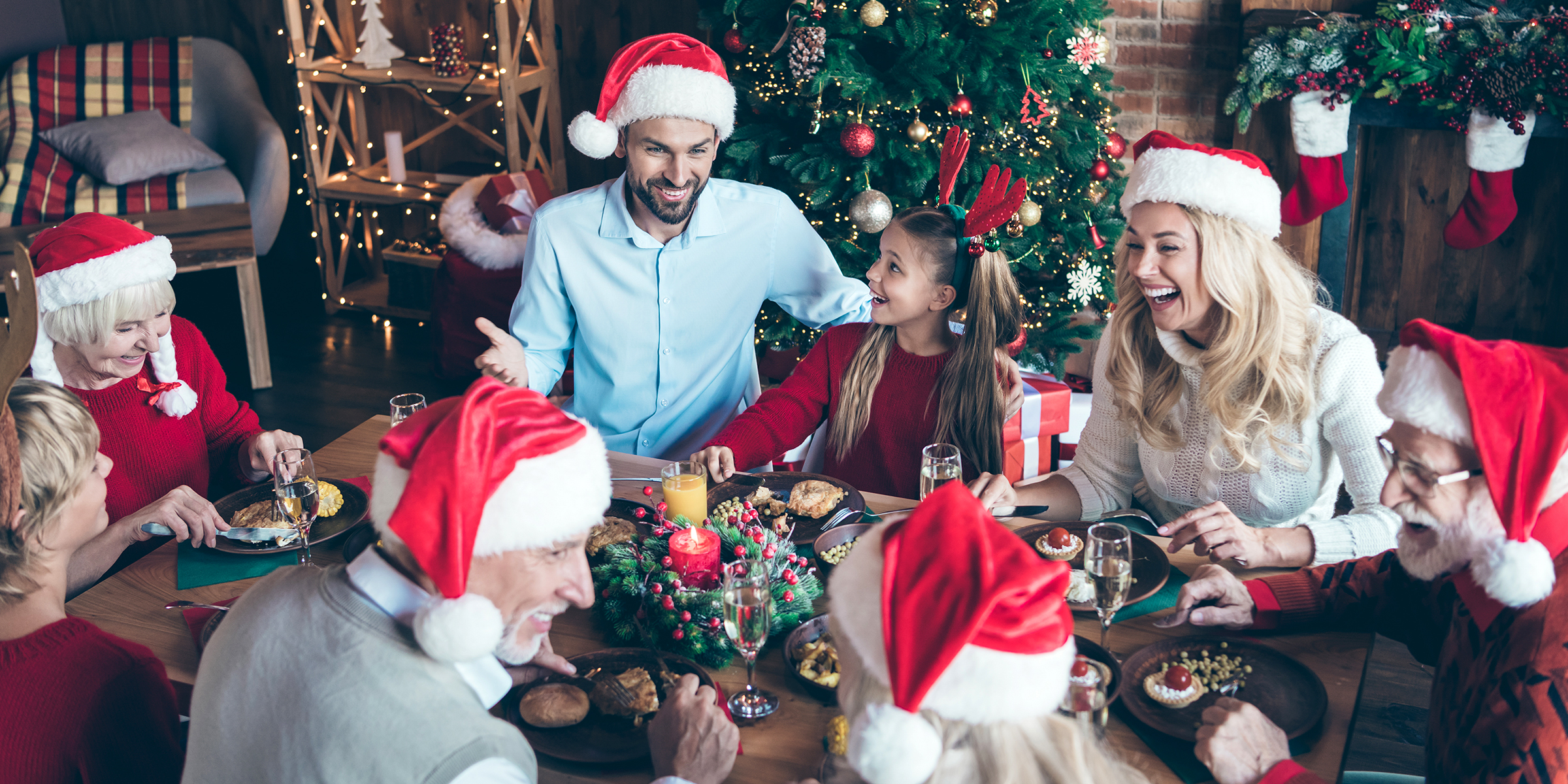 Gente alegre celebrando la Navidad | Fuente: Shutterstock