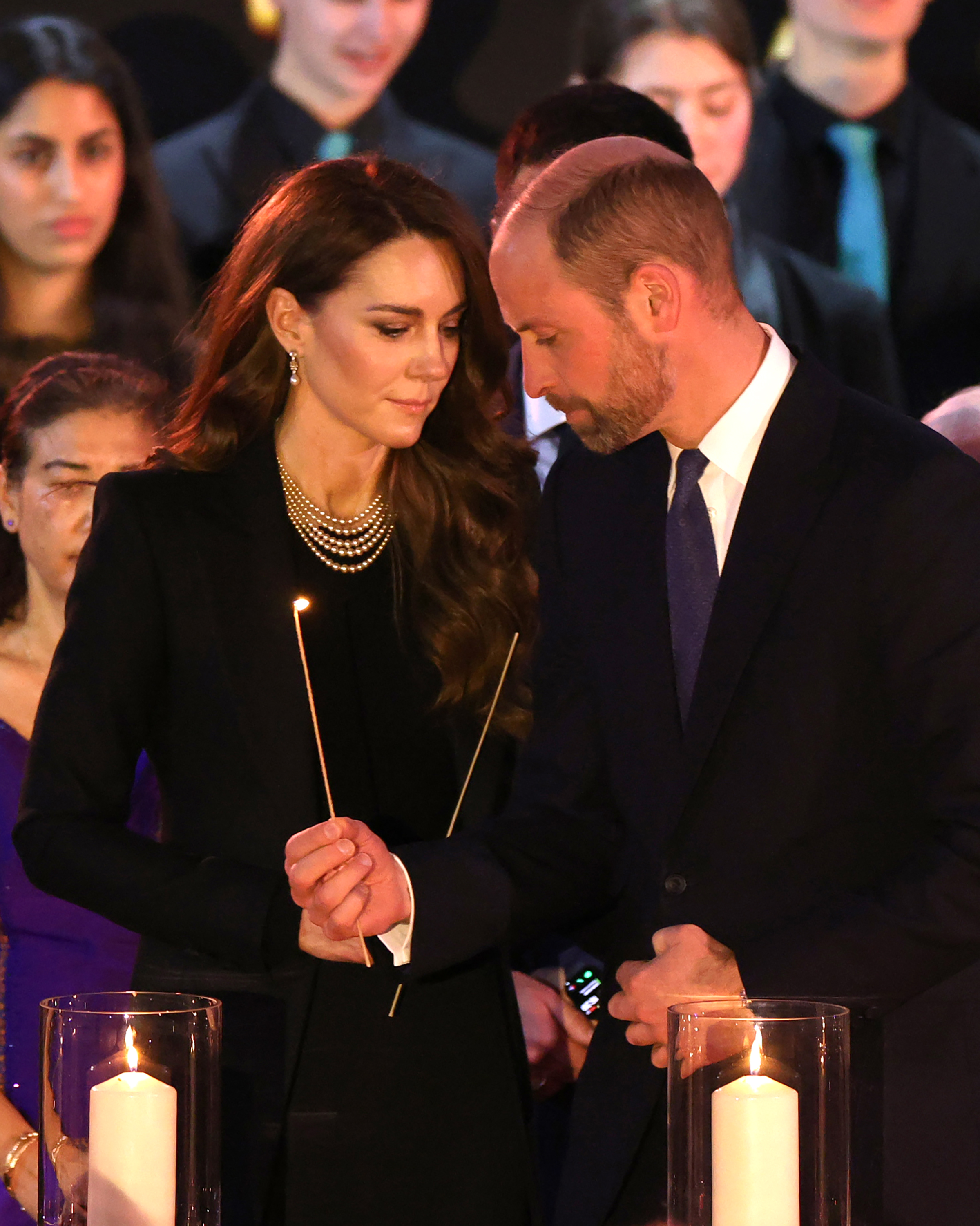 Kate, princesa de Gales y el príncipe Wiliam, encienden velas durante una ceremonia conmemorativa del Día de la Memoria del Holocausto en Londres, Inglaterra, el 27 de enero de 2025 | Fuente: Getty Images