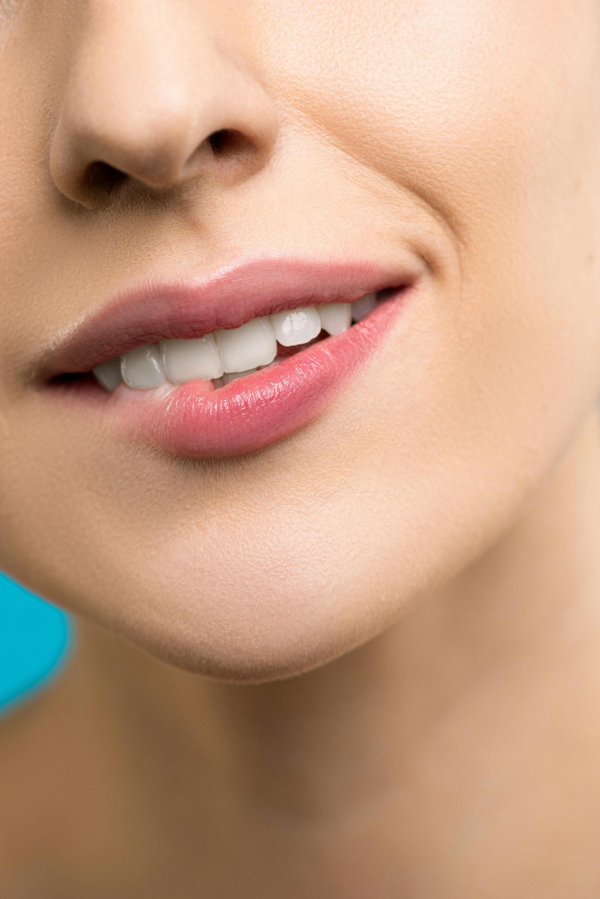Una mujer sonriendo mientras se muerde el labio | Fuente: Pexels