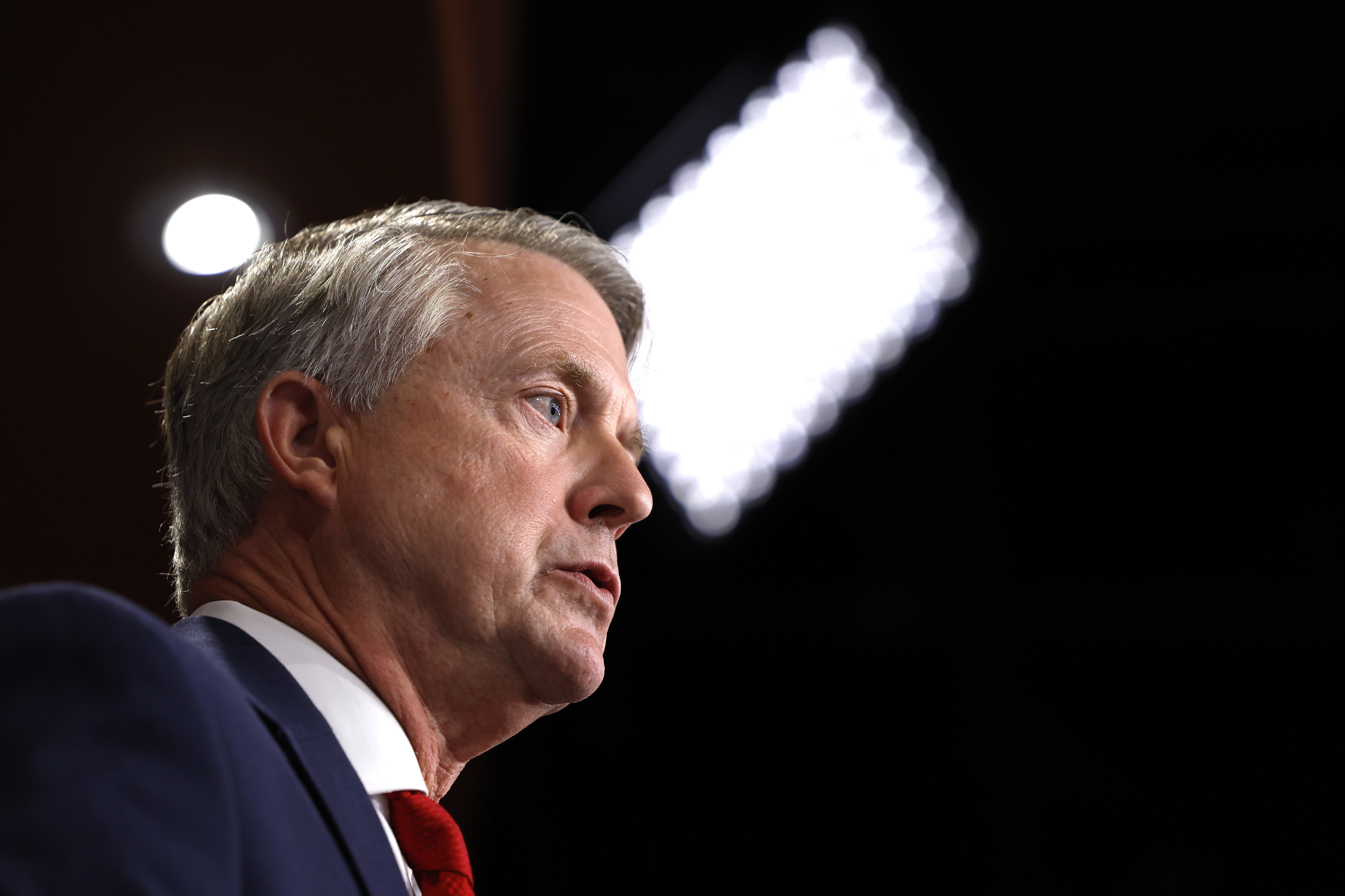 Roger Marshall durante una rueda de prensa en la Frontera Sur de EEUU en Washington, D.C., el 6 de febrero de 2024. | Fuente: Getty Images