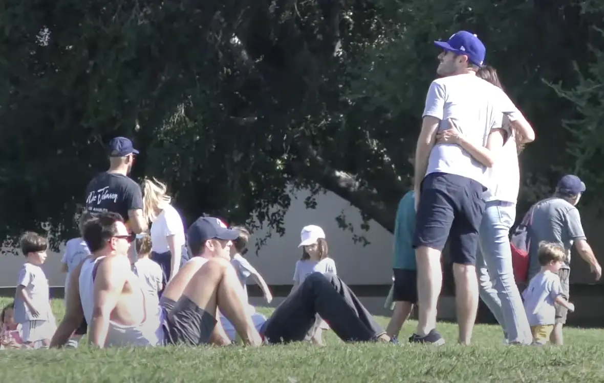Mila Kunis de pie con un grupo de personas no identificadas | Fuente: YouTube/@TheHollywoodFix
