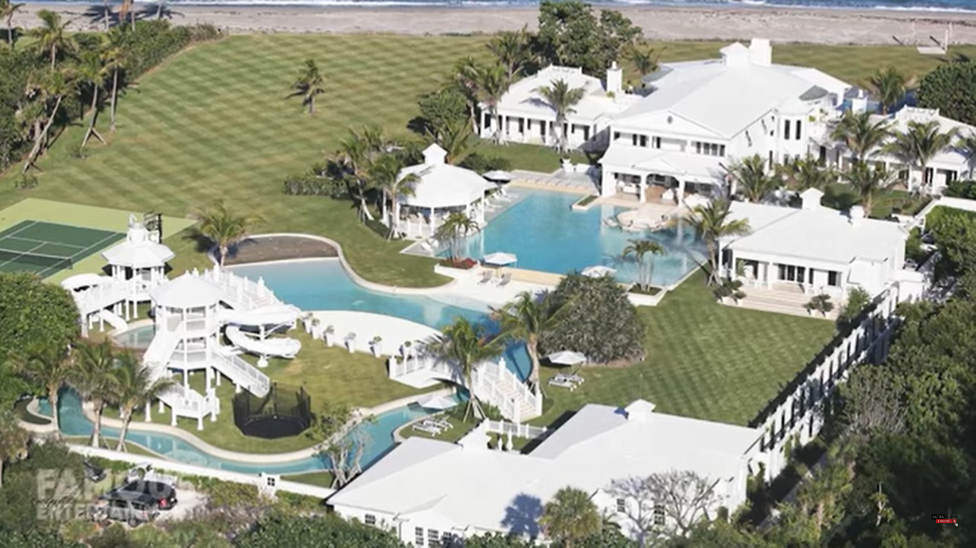 Vista exterior de la casa de Céline Dion en Jupiter Island, Florida | Fuente: YouTube/TODAY