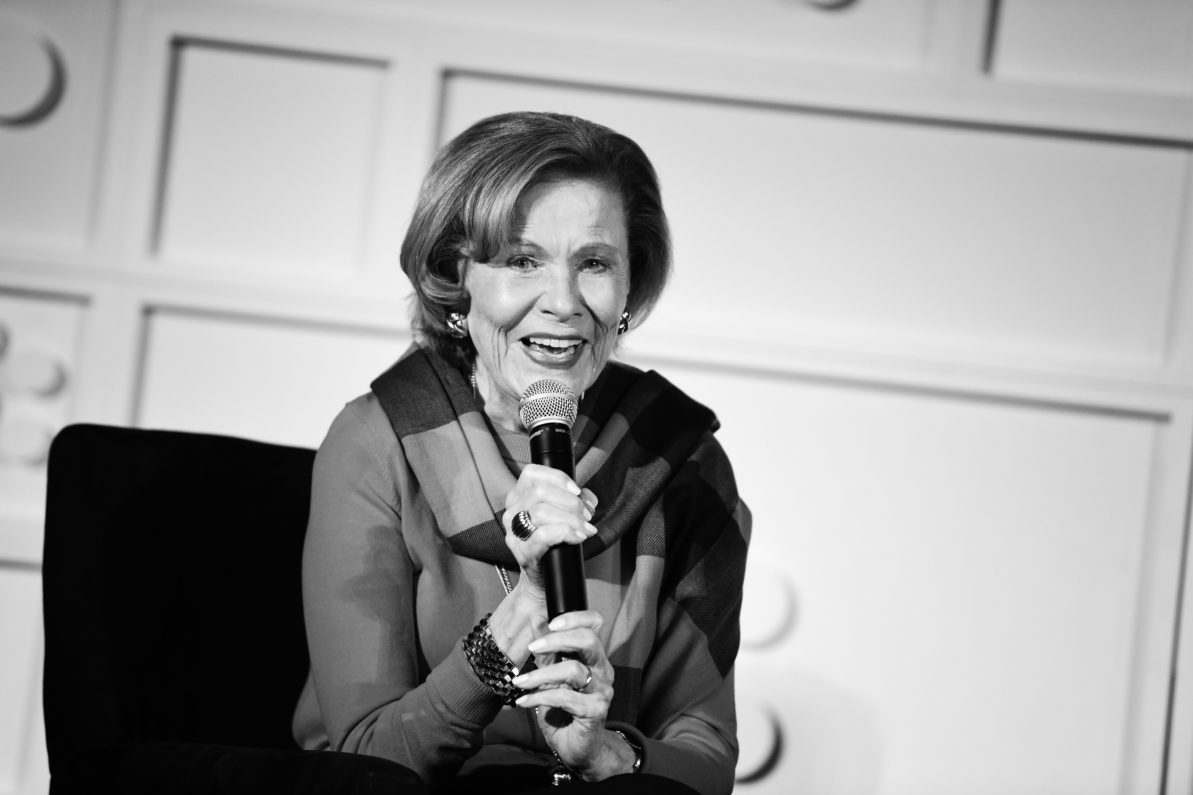Nancy Olson Livingston habla en el escenario durante la proyección de "Sunset Boulevard" el 28 de abril de 2018, en Hollywood, California | Fuente: Getty Images