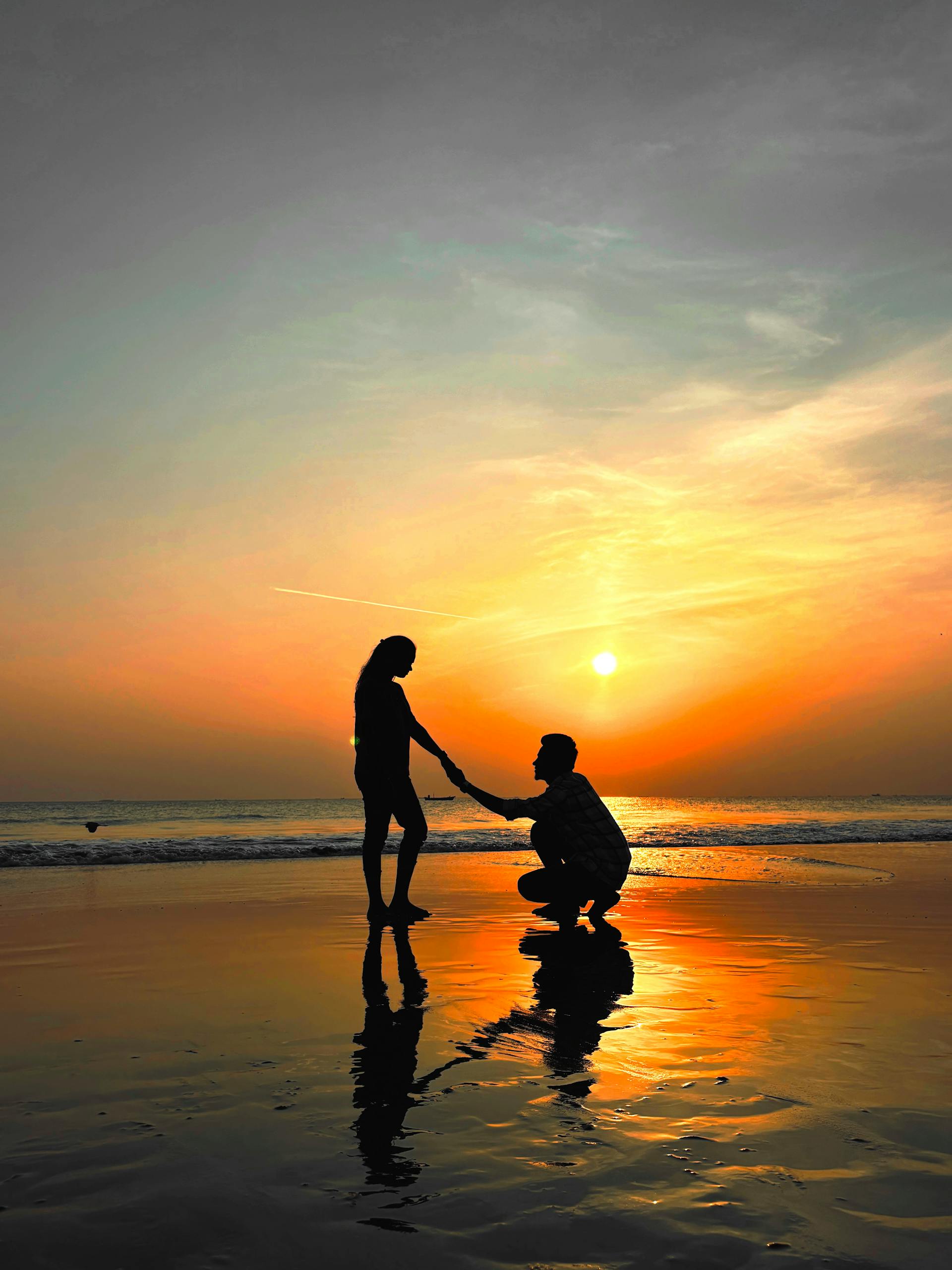 Una toma lejana de una romántica proposición de matrimonio en la playa | Fuente: Pexels