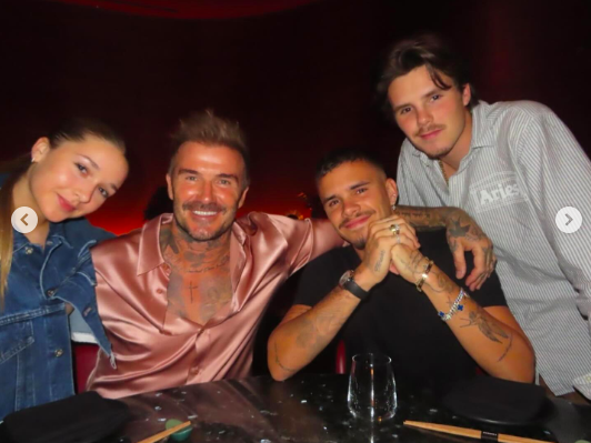 Harper, David, Romeo y Cruz Beckham posando para una foto durante la celebración del cumpleaños de Romeo Cruz, publicada el 3 de septiembre de 2024 | Fuente: Instagram/victoriabeckham