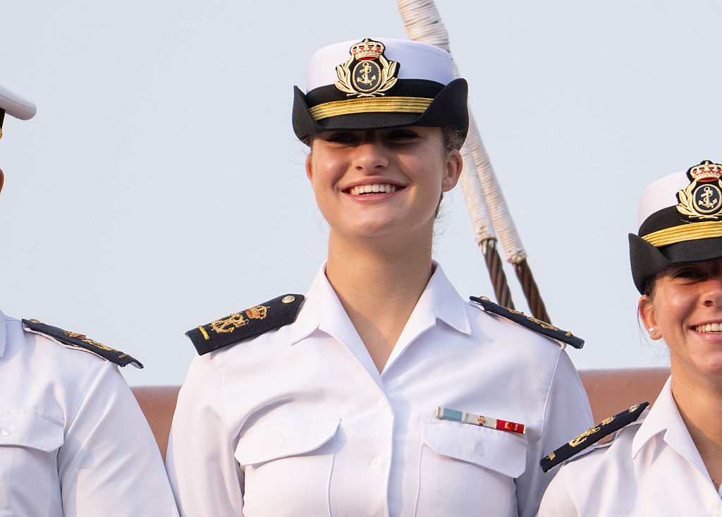 La princesa Leonor de España llega a bordo del buque escuela Juan Sebastián de Elcano el 4 de junio de 2025 a la ciudad de Nueva York. | Fuente: Getty Images