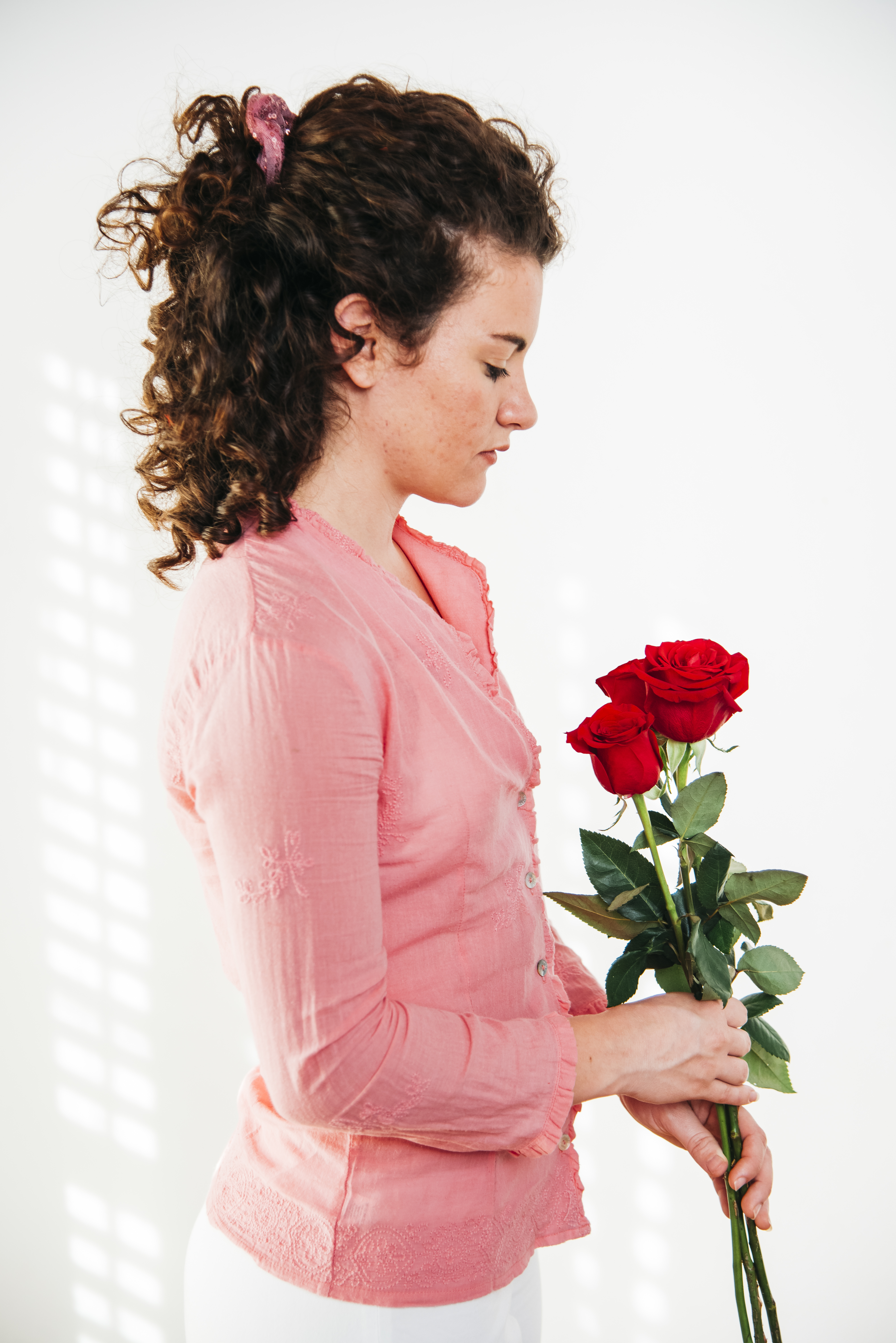 Una mujer sosteniendo rosas | Fuente: FreePik
