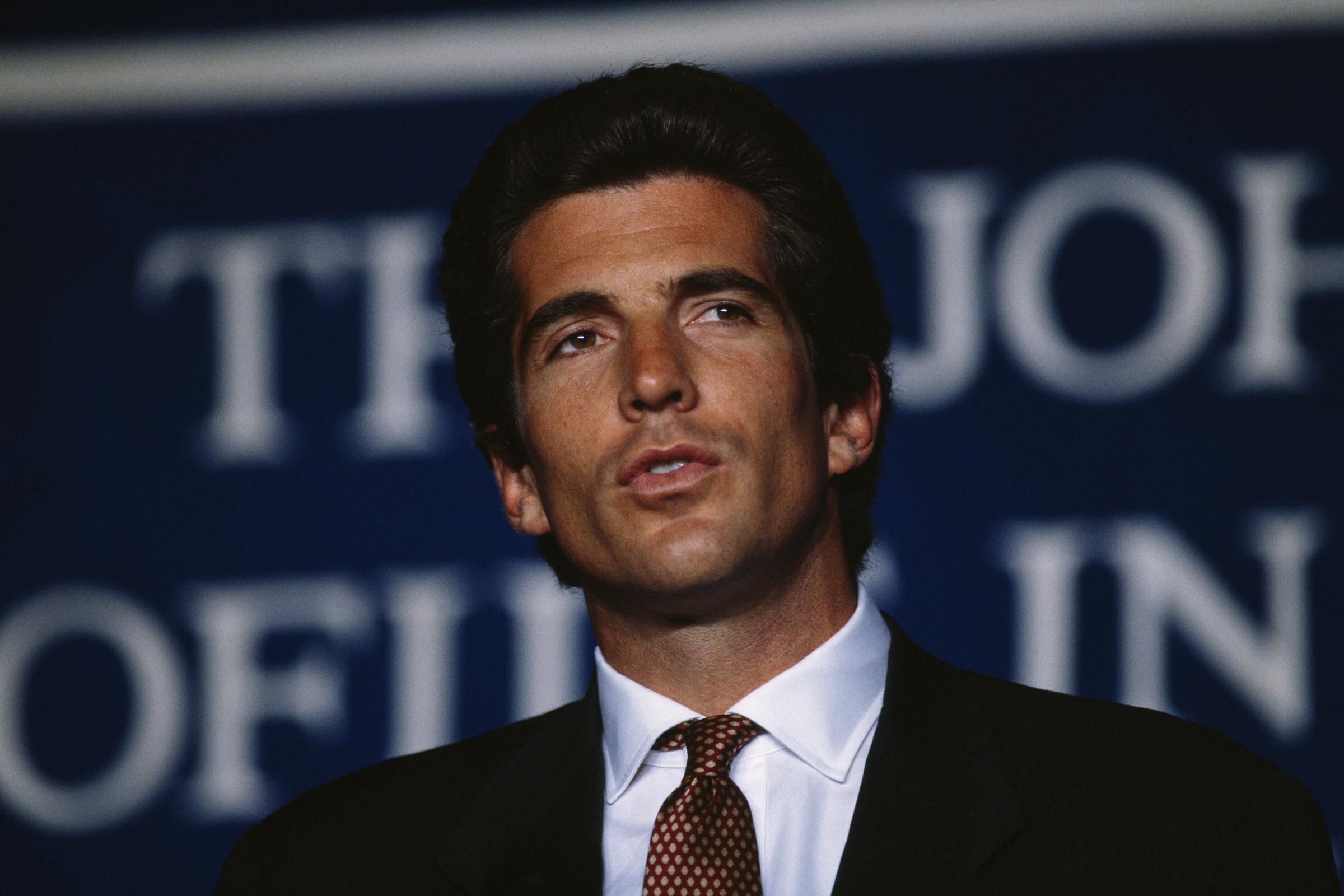 John F. Kennedy Jr. en la ceremonia de entrega del Premio John Kennedy el 11 de septiembre de 1994. | Fuente: Getty Images