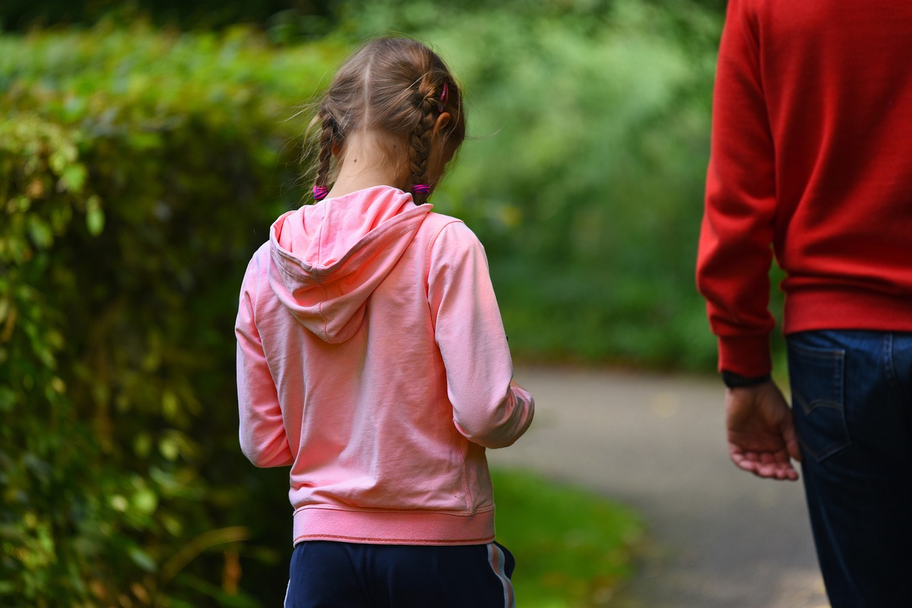 Un padre y su hija caminando juntos | Fuente: Pixabay