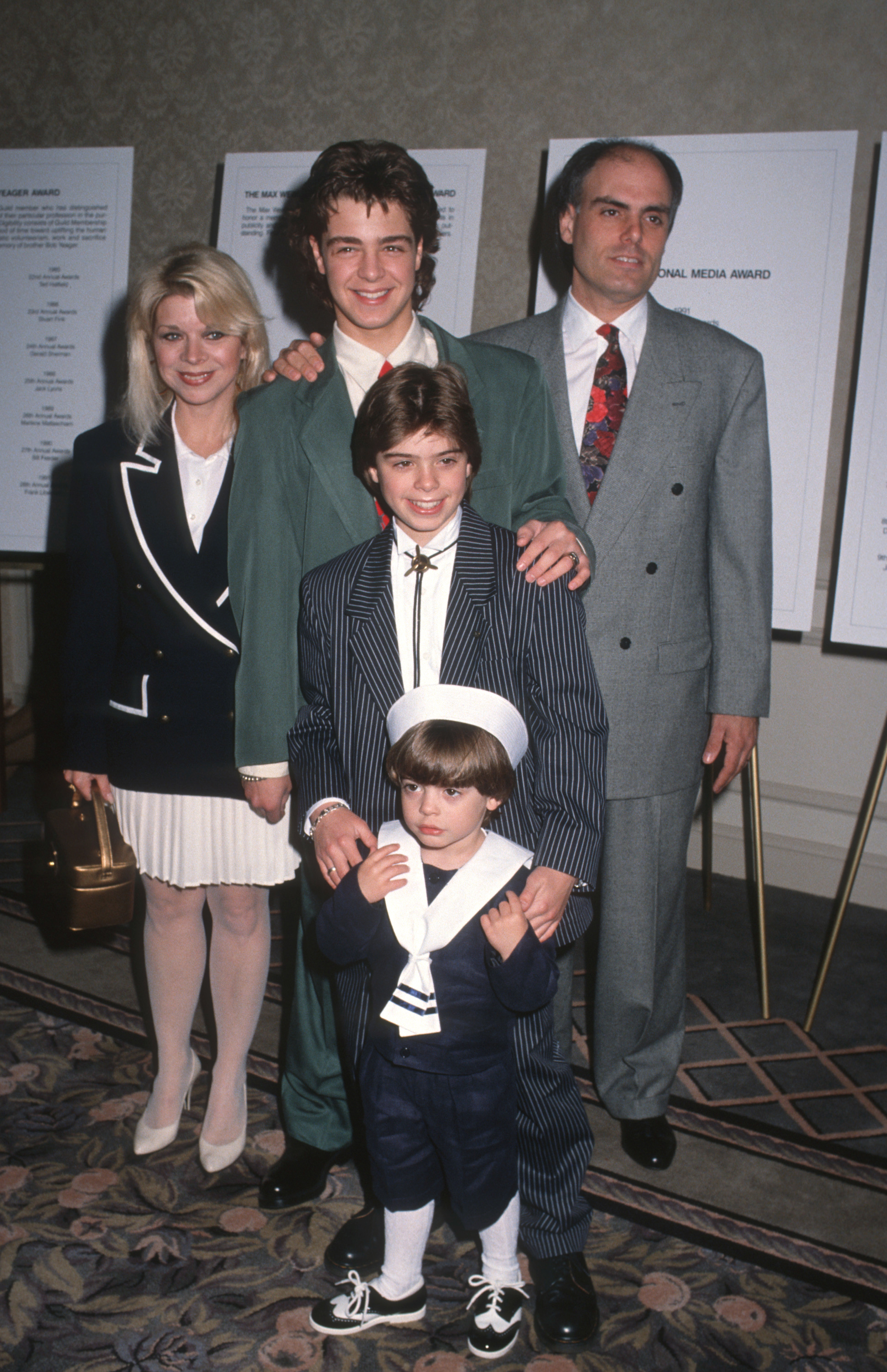 Donna y Joe Lawrence con sus hijos en los Premios del Gremio de Publicistas de América el 17 de marzo de 1992 | Fuente: Getty Images