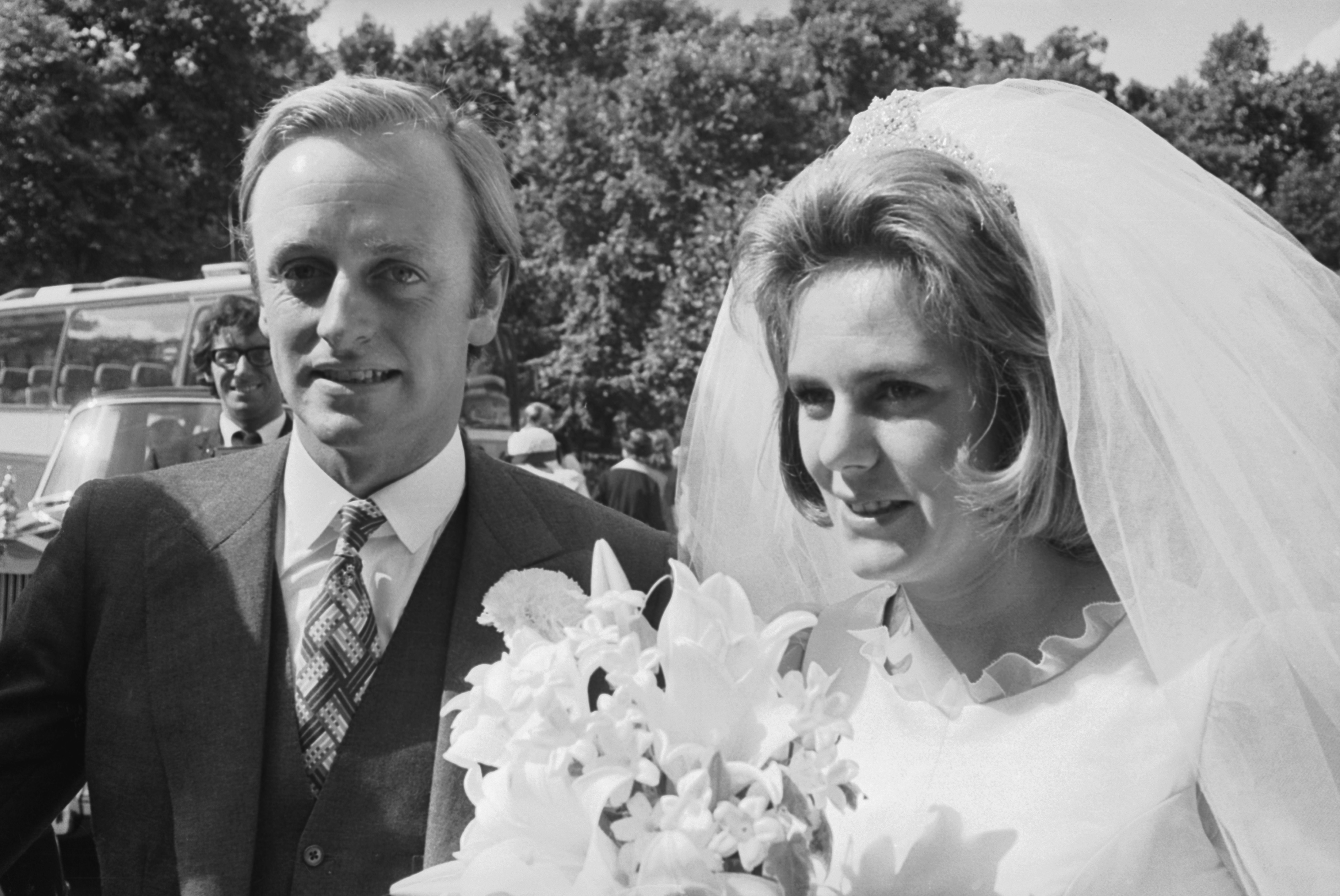 El comandante Andrew Parker-Bowles y Camilla Shand el día de su boda en la Capilla de la Guardia, cuartel de Wellington, el 4 de julio de 1973 | Fuente: Getty Images