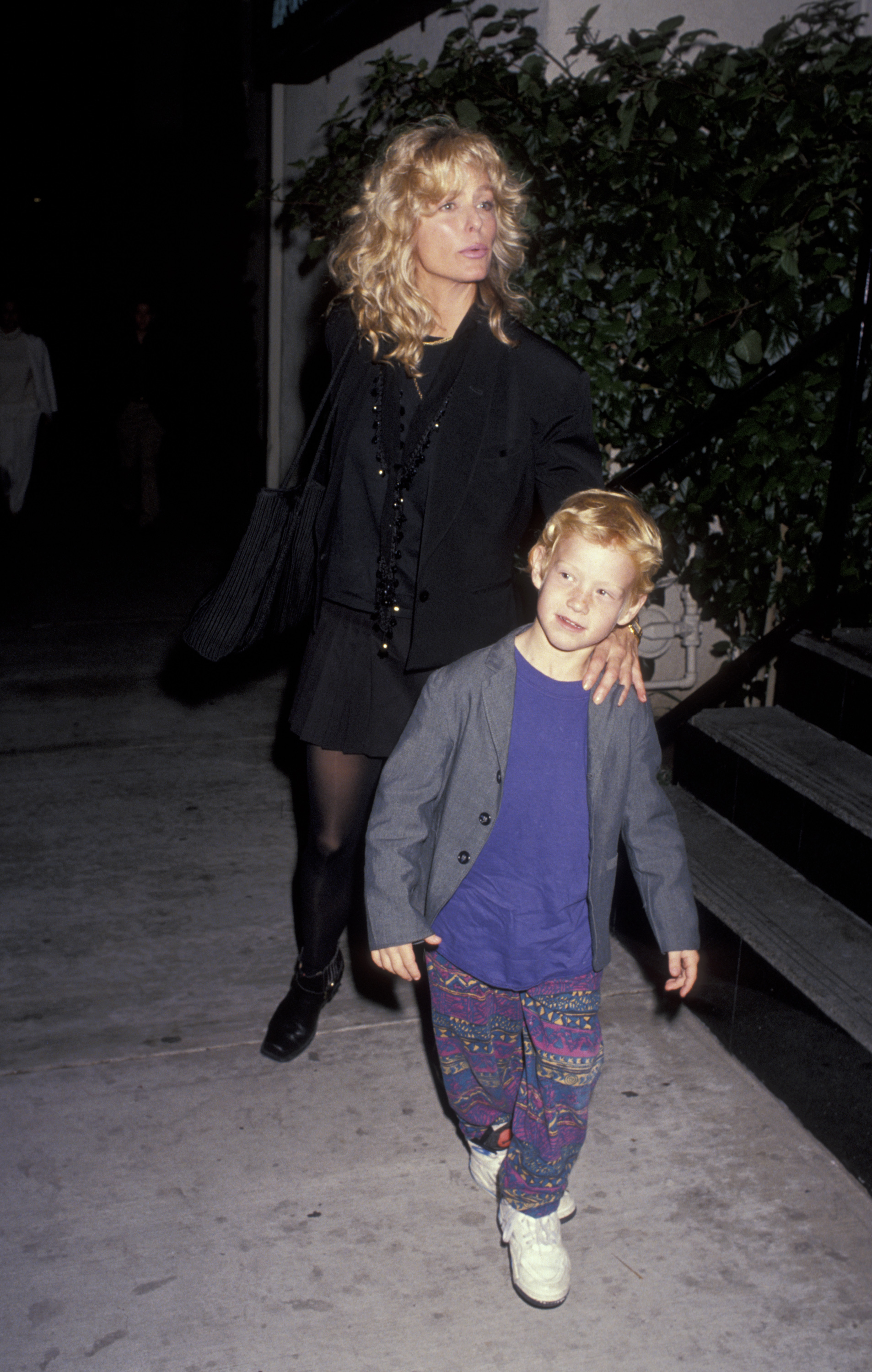 La famosa actriz rubia y su hijo, Redmond O'Neal, fotografiados el 3 de diciembre de 1991. | Fuente: Getty Images