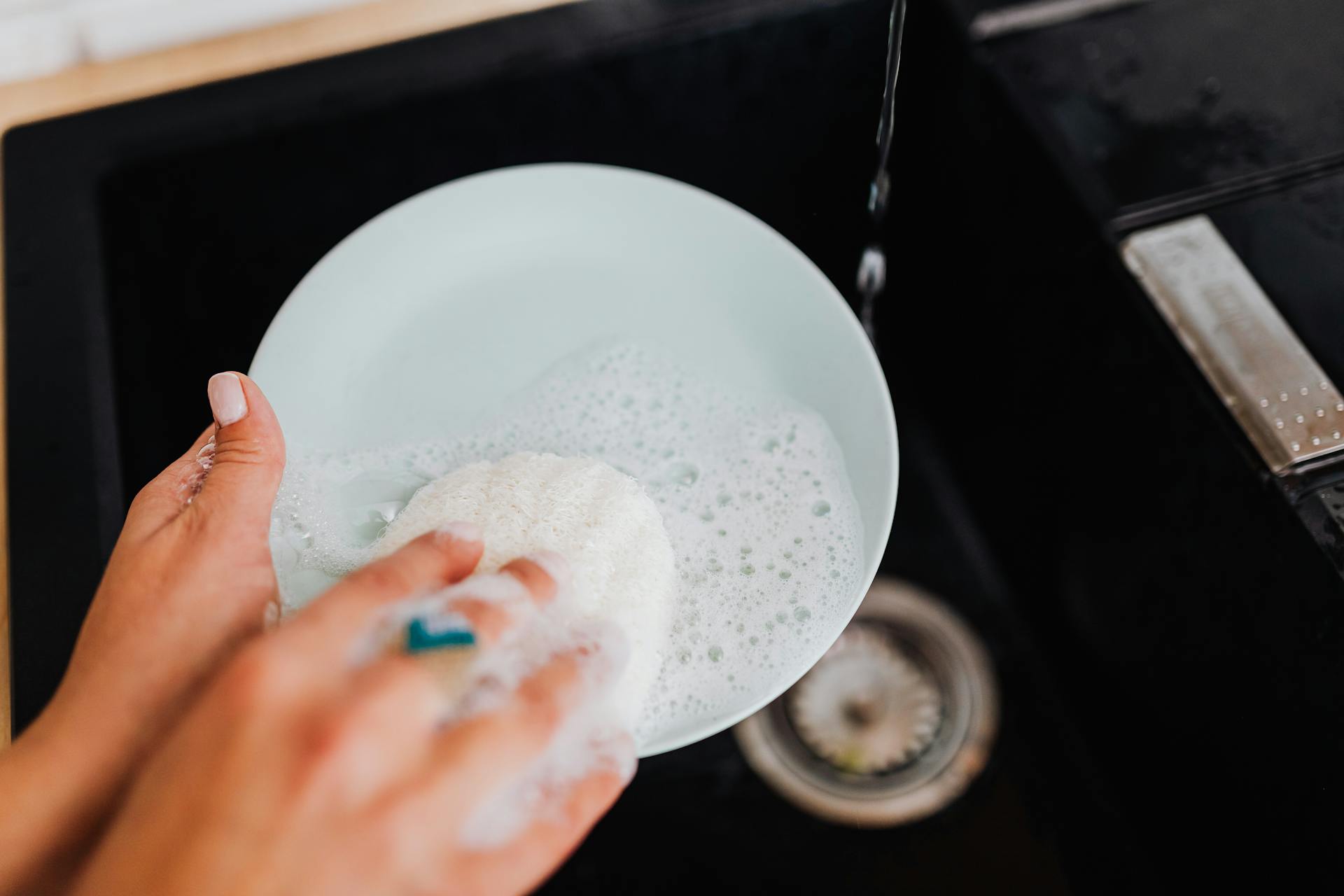 Una mujer lavando un cuenco | Fuente: Pexels