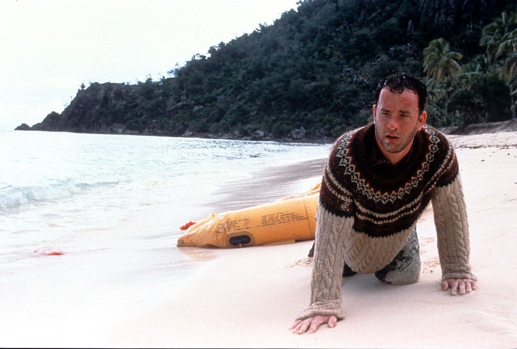 Tom Hanks en la playa de una isla en una escena de la película 'Cast Away', 2000.  | Foto: Getty Images