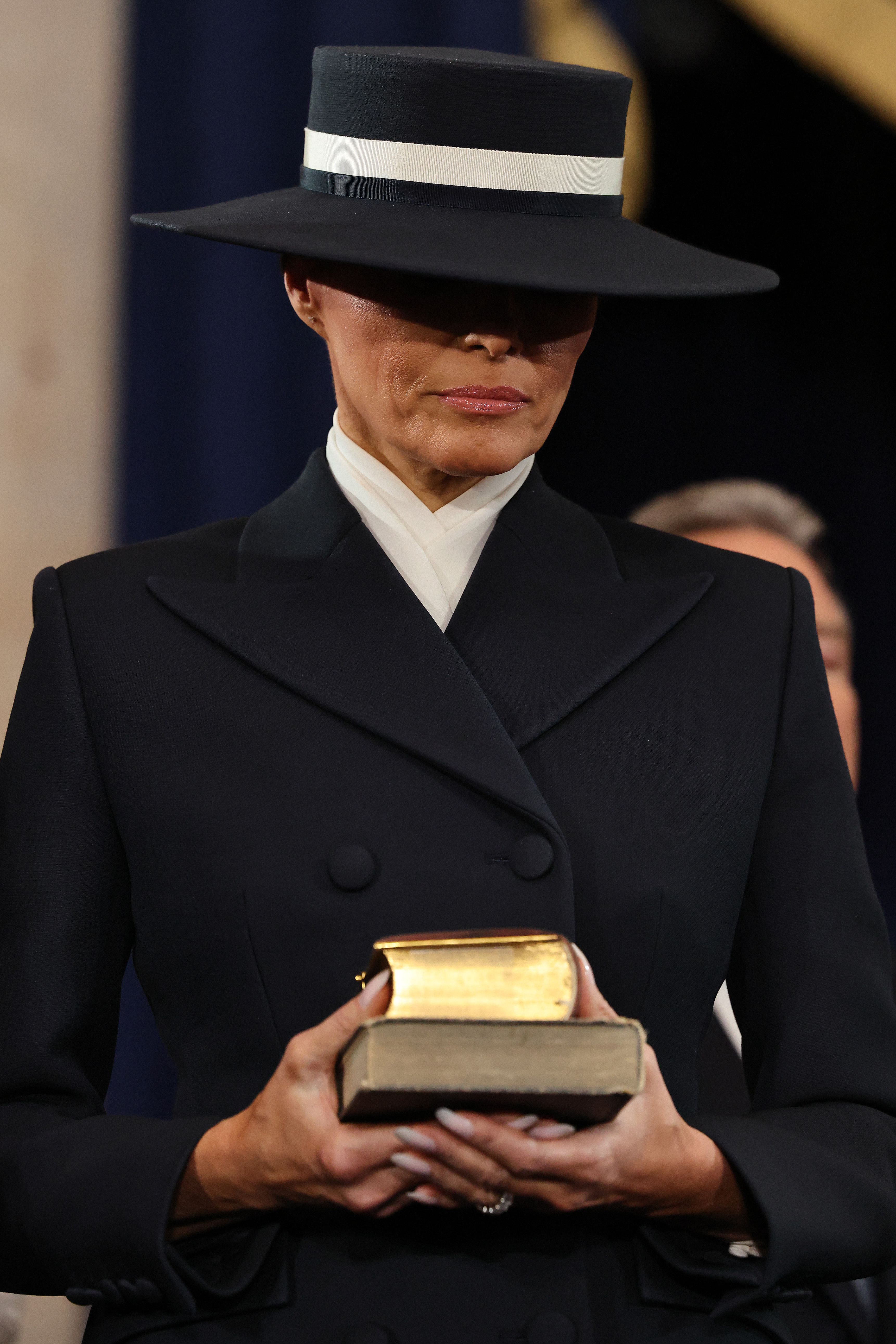 Melania Trump sostiene dos biblias durante la segunda toma de posesión de Donald Trump. | Fuente: Getty Images