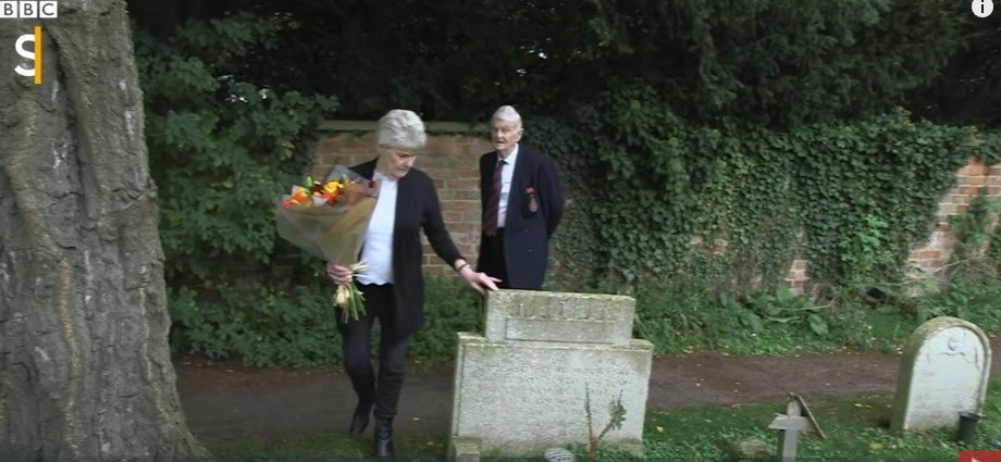 Ann Kear visitando la tumba de Karl Smith. | Foto: YouTube.com/BBC Stories