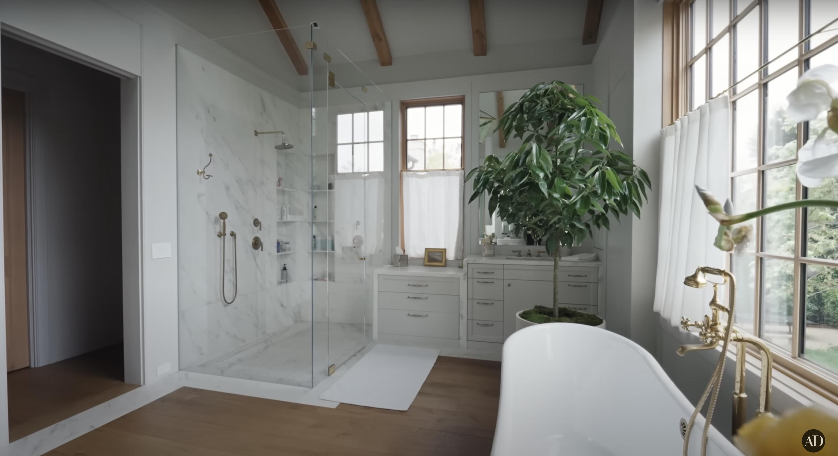 El cuarto de baño de Jennifer Garner, fechado el 3 de septiembre de 2024 | Fuente: YouTube/@Archdigest