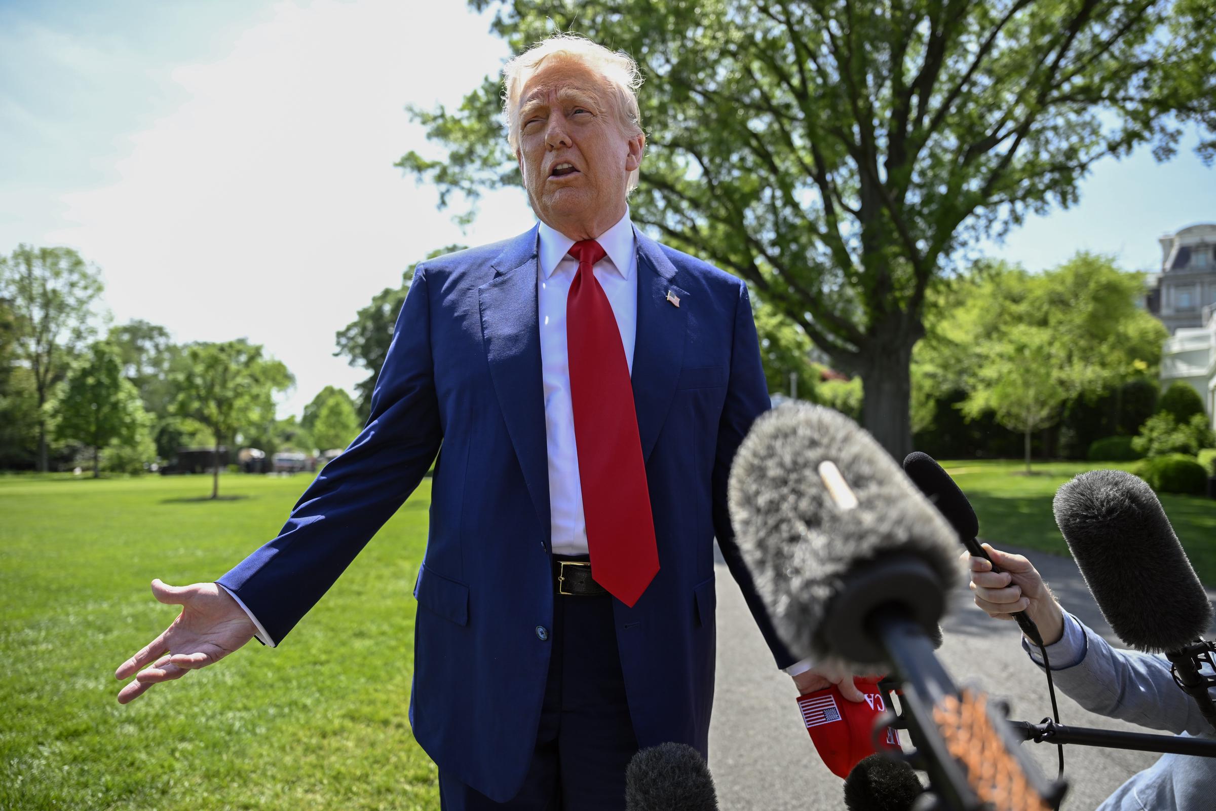 El presidente Trump habla con los periodistas en el Jardín Sur de la Casa Blanca en Washington, DC, el 29 de abril de 2025 | Fuente: Getty Images