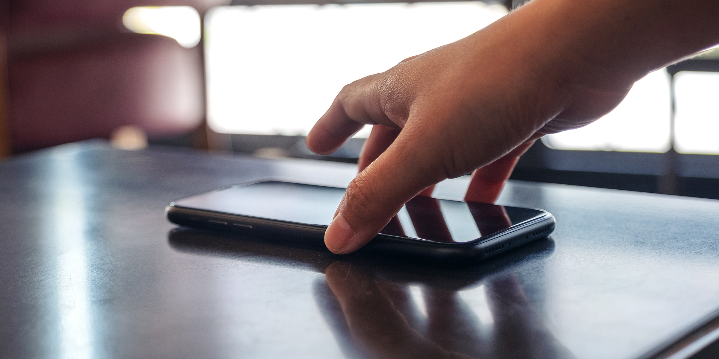 Una persona cogiendo un teléfono | Fuente: Shutterstock