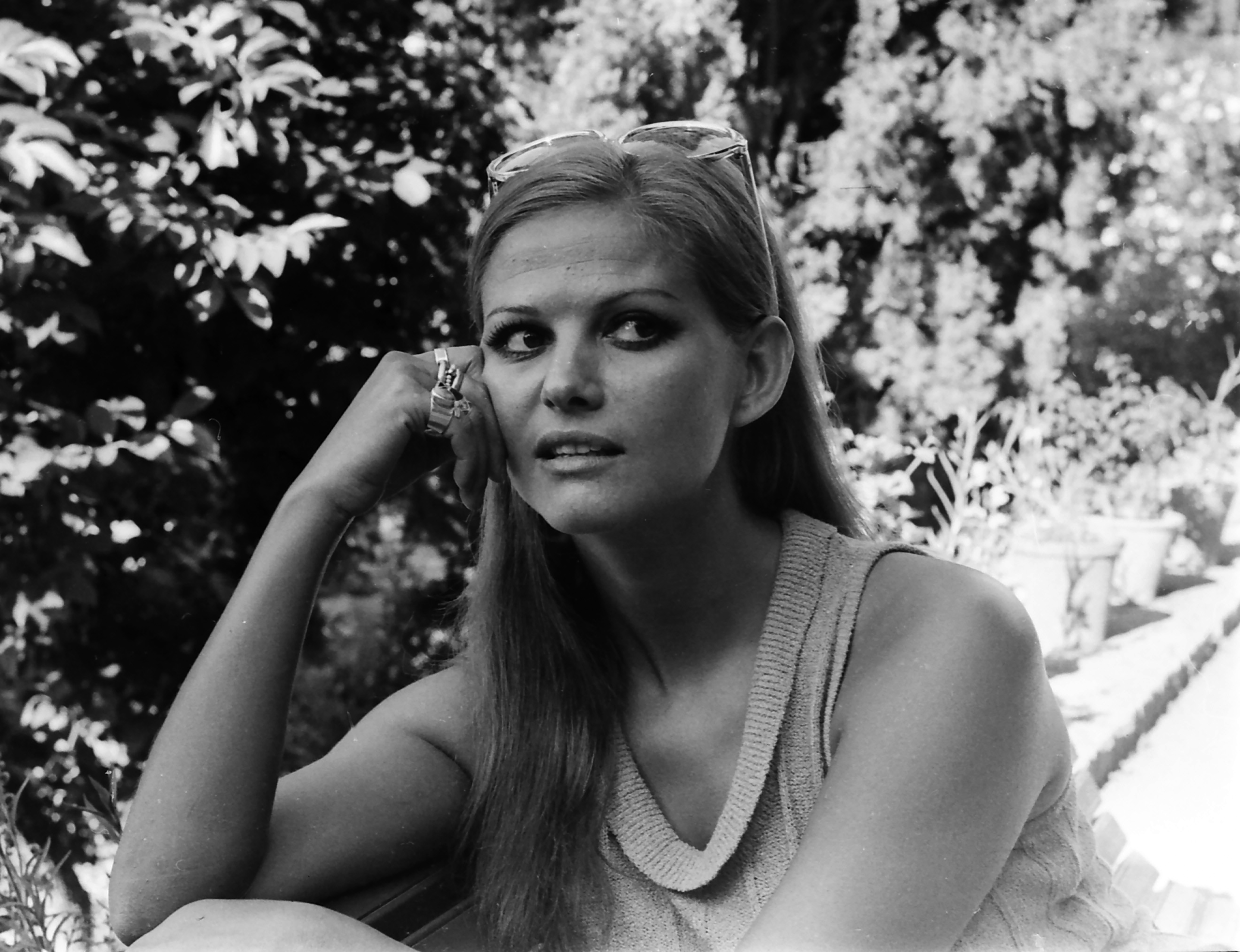 Claudia Cardinale durante una visita a la Alhambra el 1 de enero de 1968, Granada, España. | Fuente: Getty Images