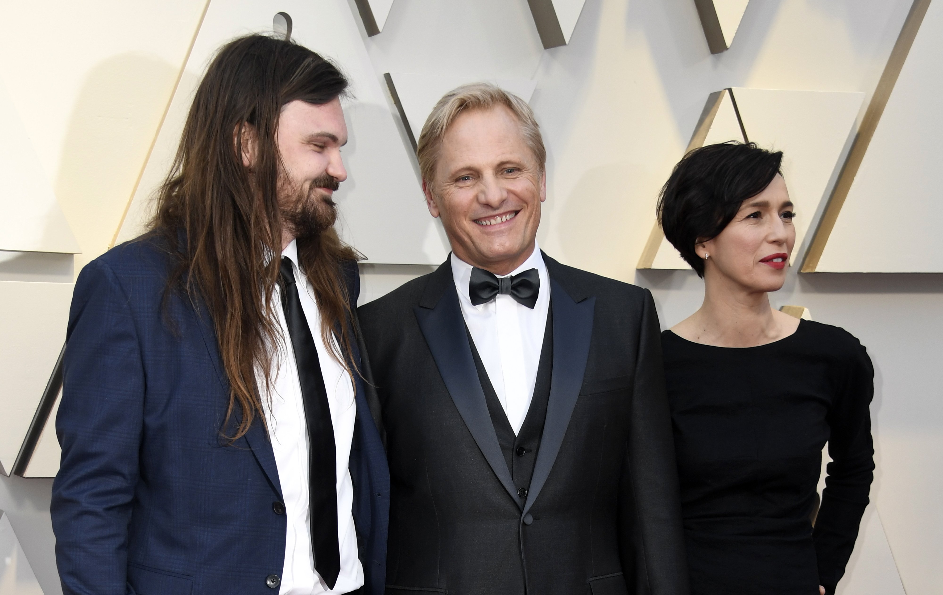 Henry Mortensen, Viggo Mortensen y Ariadna Gil el 24 de febrero de 2019 en Hollywood, California. | Foto: Getty Images
