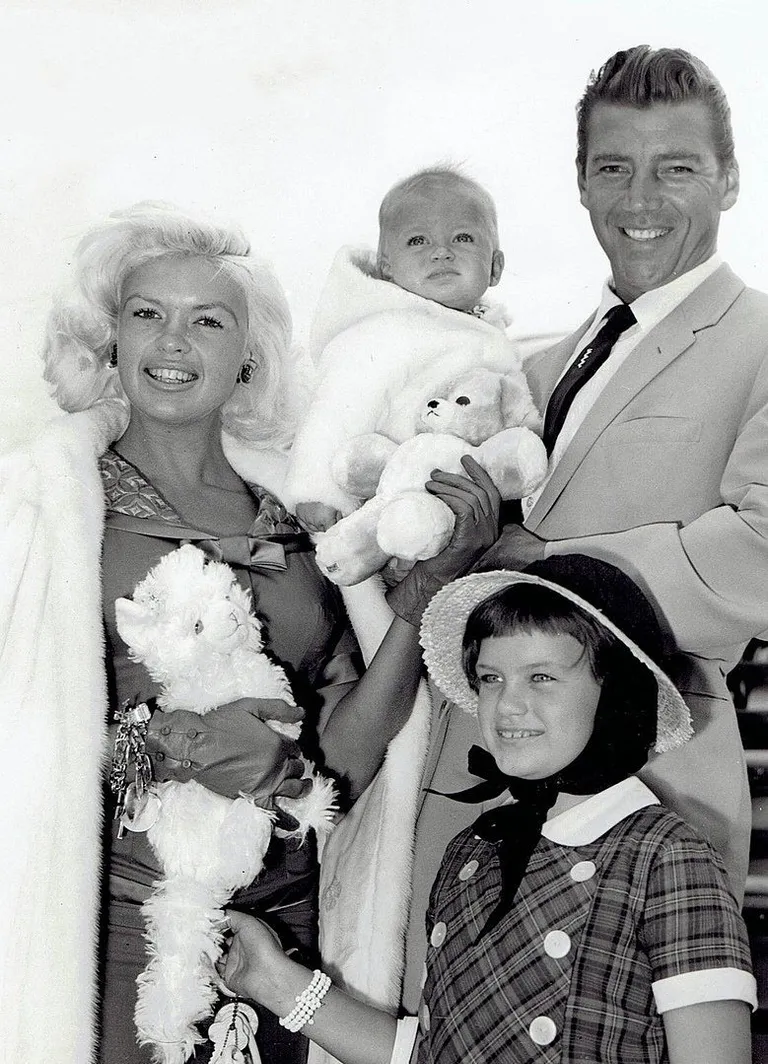 Jayne Mansfield, Mickey Hargitay y sus hijos en Londres en 1959 | Foto: Wikimedia Commons