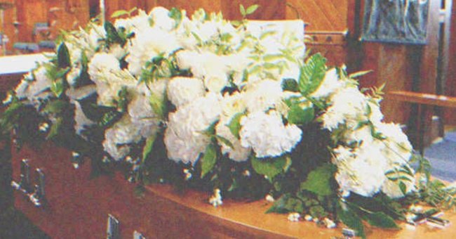 Un cajón con flores en un funeral | Foto: Shuttertock
