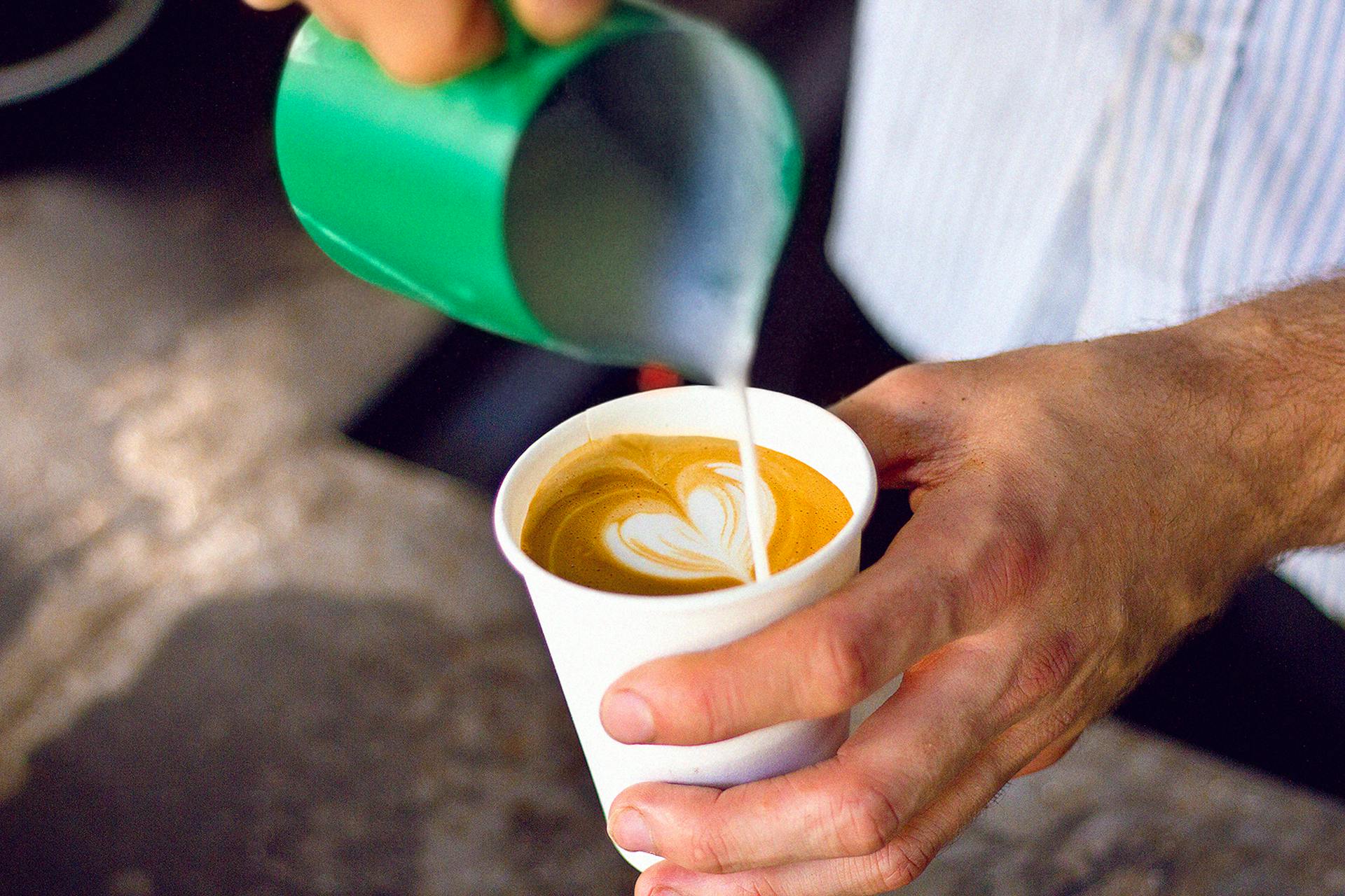 Taza de café para llevar | Fuente: Pexels