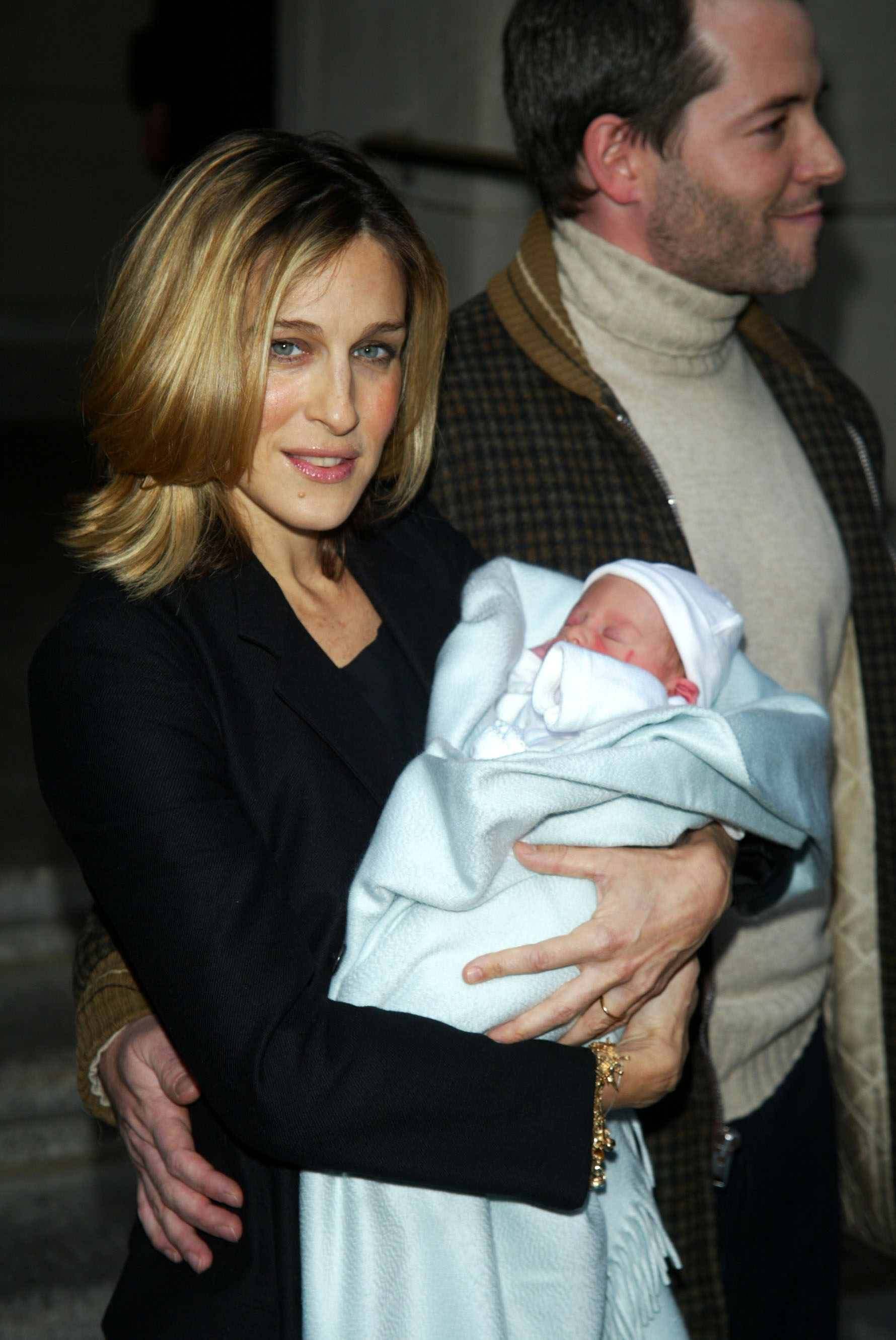 Sarah Jessica Parker tenía 37 años cuando dio a luz a su primer hijo, James Wilkie, en octubre de 2002. La actriz admitió más tarde que la maternidad le había hecho replantearse sus prioridades, a pesar de su exigente carrera en Hollywood. | Fuente: Getty Images.