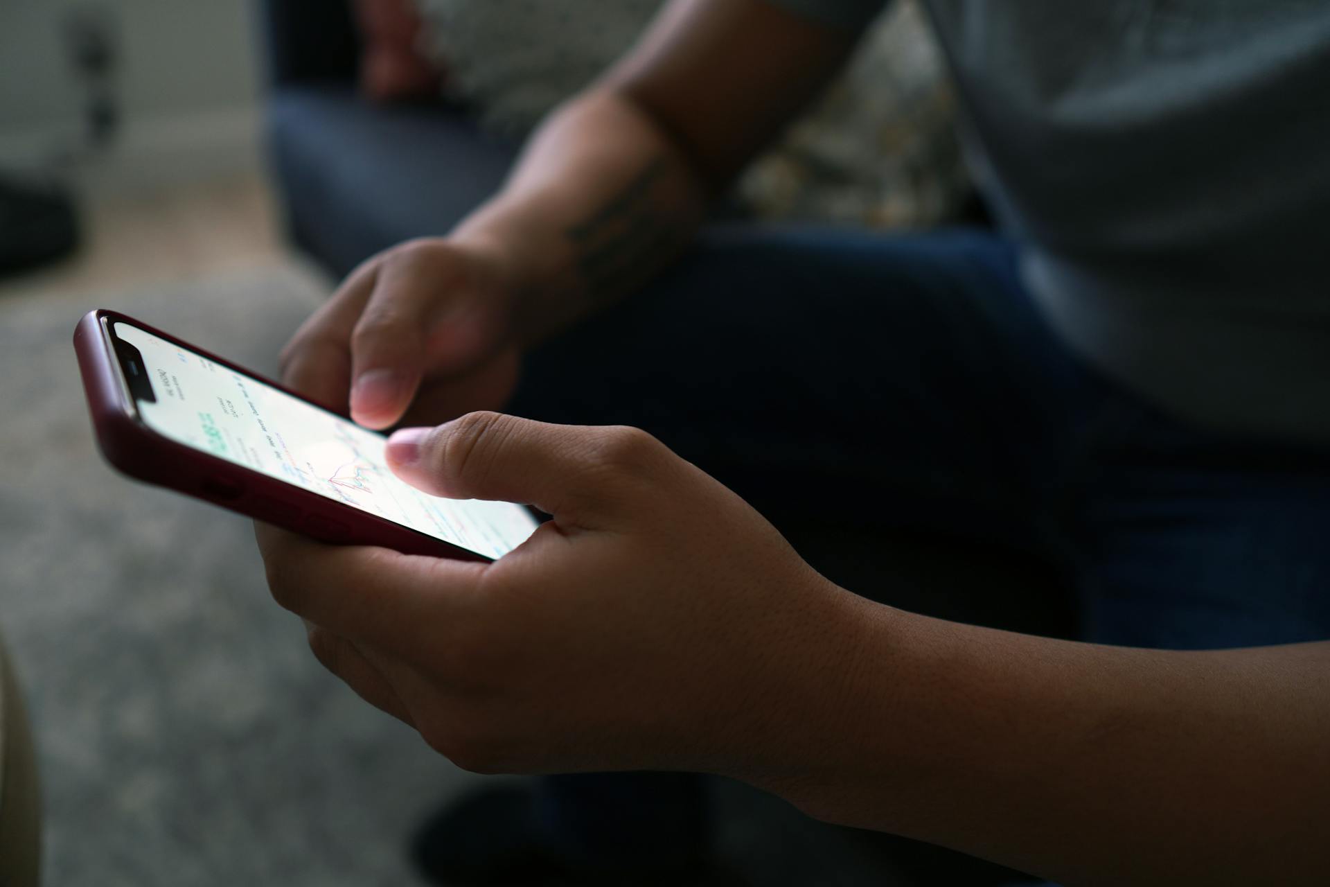 Un hombre sujetando su teléfono | Fuente: Pexels