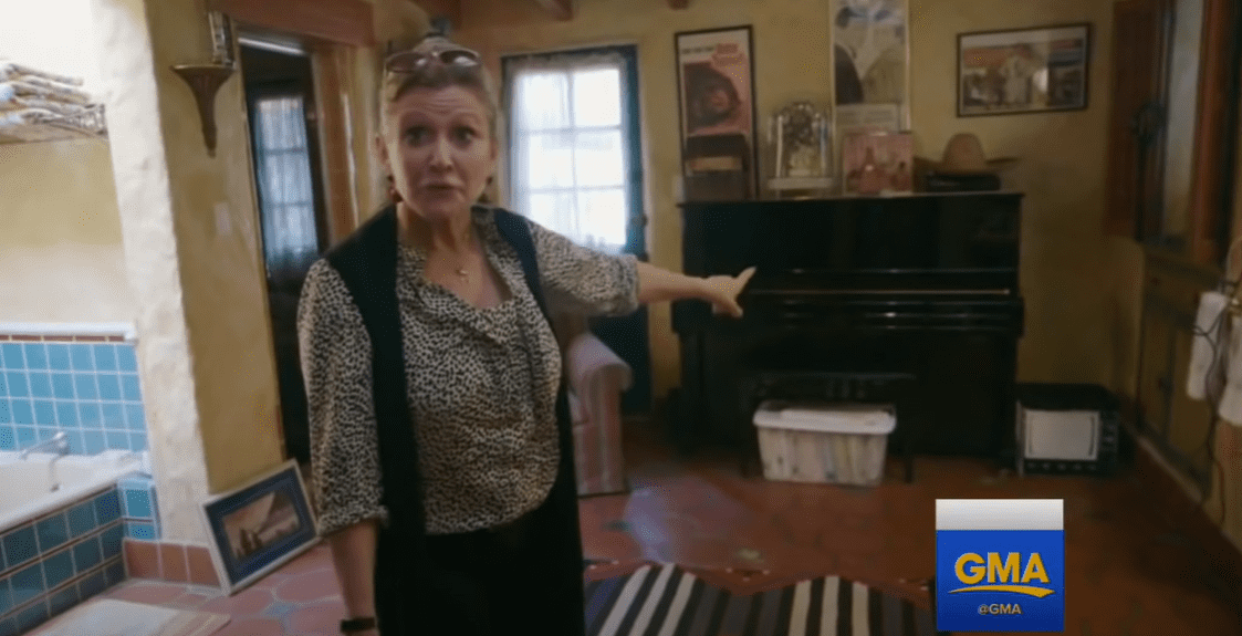 El interior de la singular casa de Carrie Fisher. | Fuente: youtube.com/Good Morning America