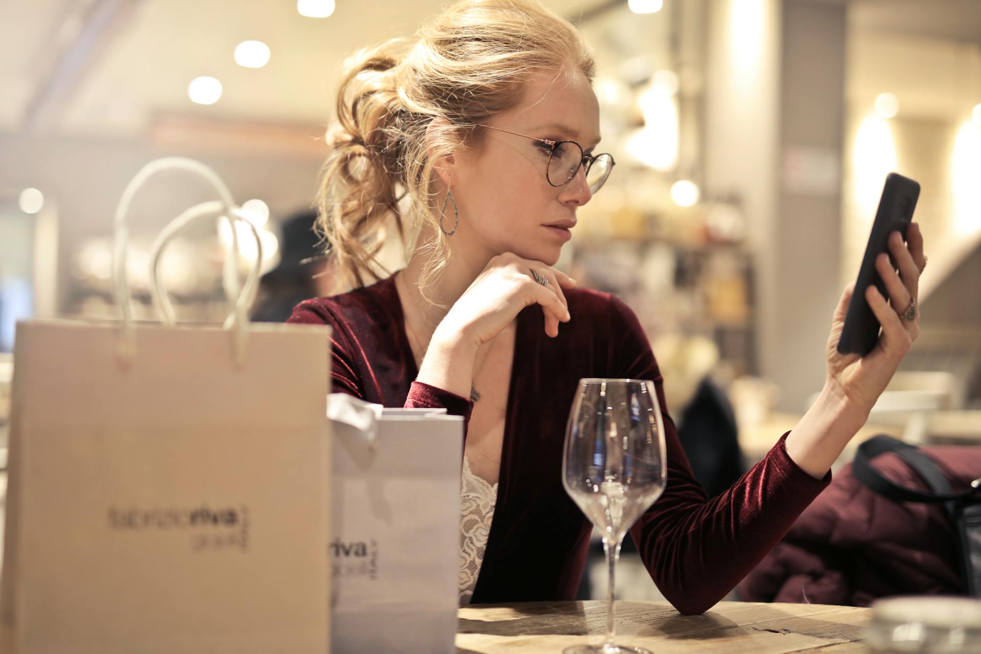 Una mujer mirando su teléfono | Fuente: Pexels