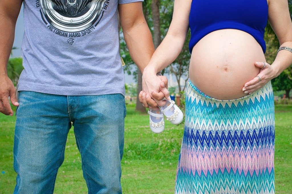 Hombre junto a su mujer embarazada. | Imagen: Picryl