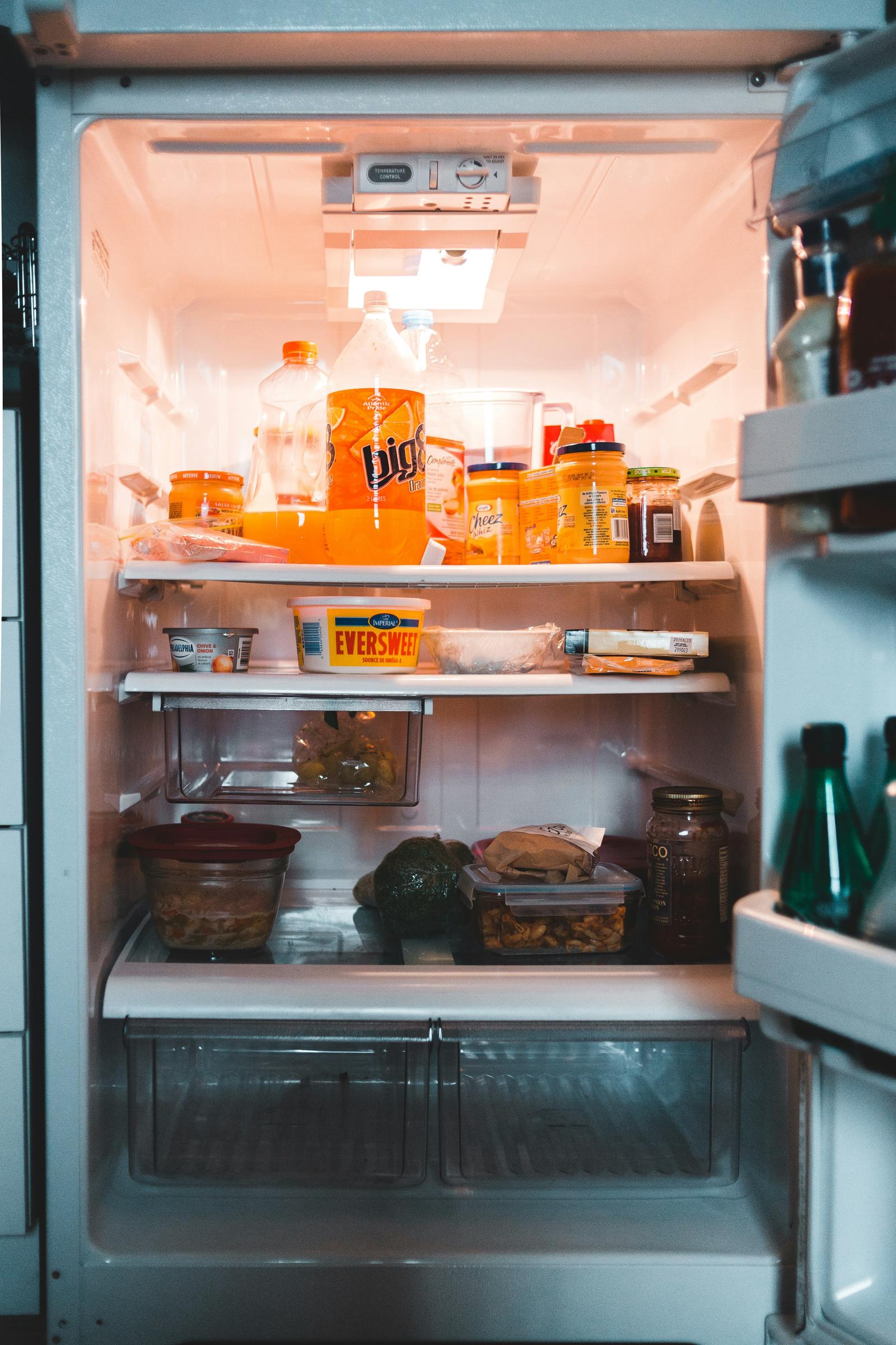 Un frigorífico abastecido | Fuente: Unsplash