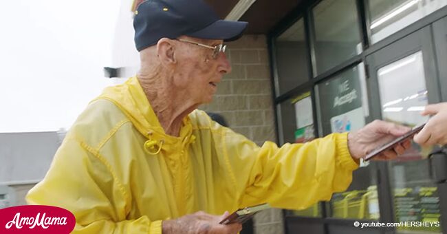 Un hombre de 94 años da chocolate a extraños todos los días en el mismo lugar