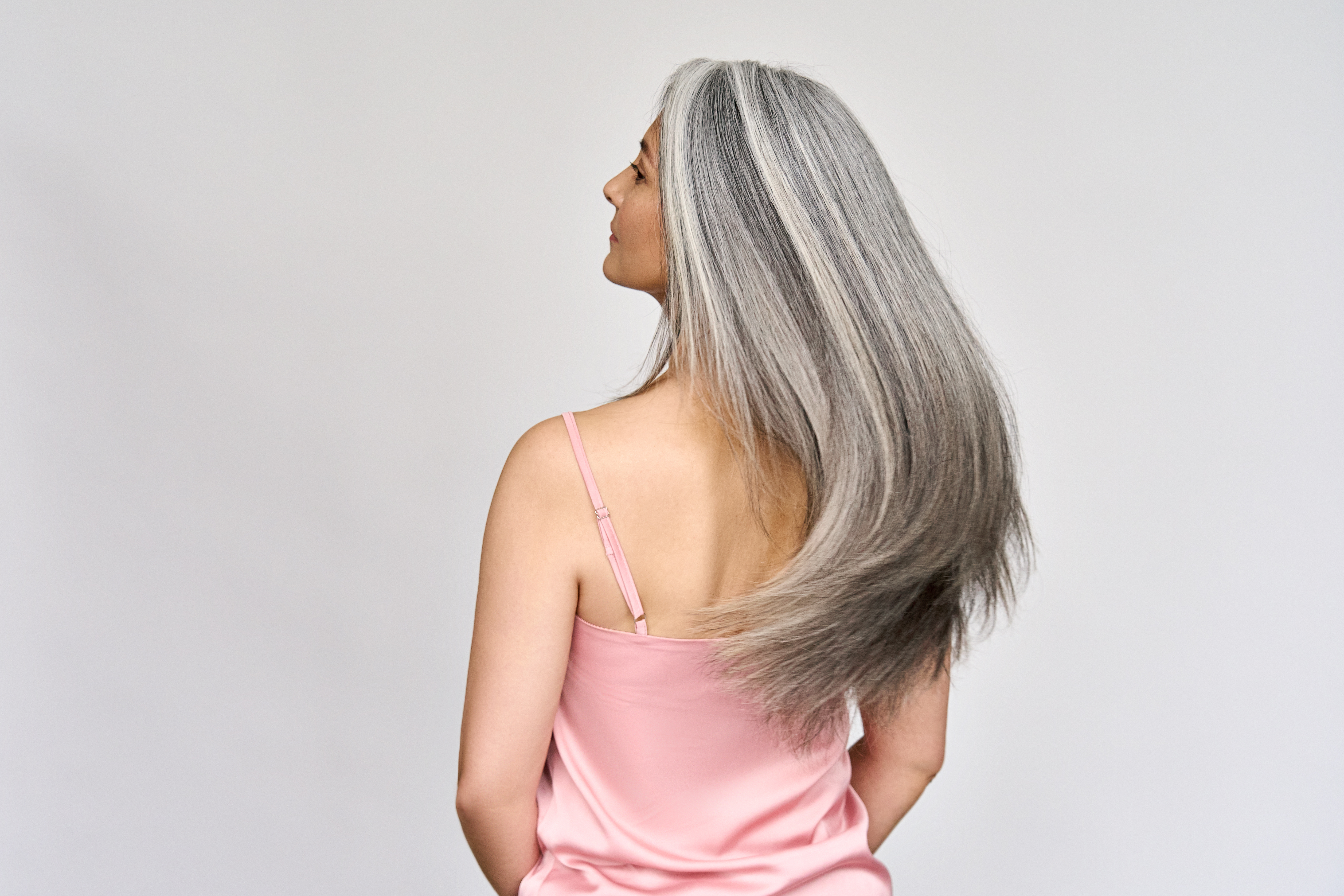 Una mujer con el pelo largo y canoso sacude la cabeza | Foto: Shutterstock