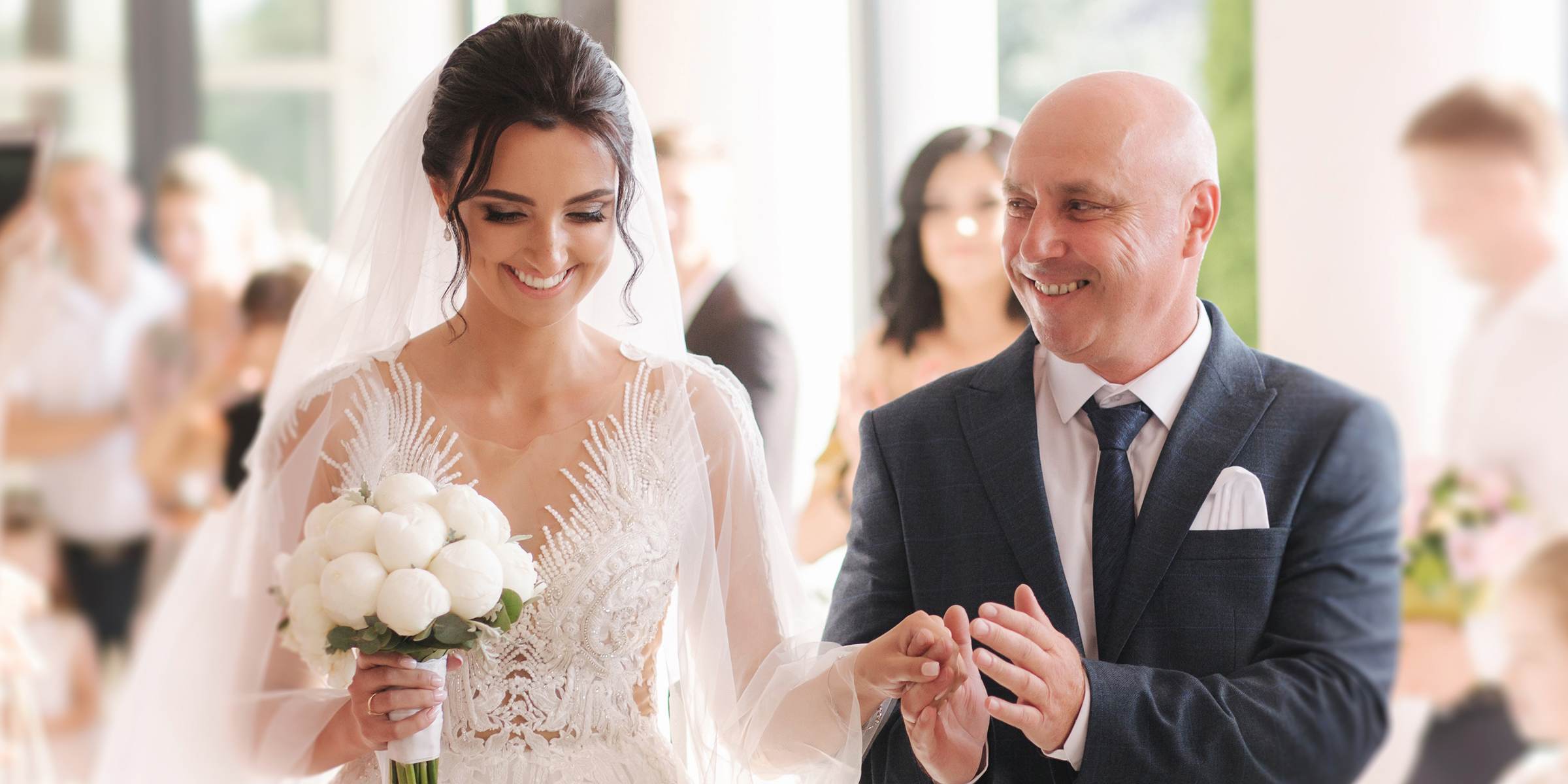 Un hombre acompañando a su hija al altar | Fuente: Shutterstock