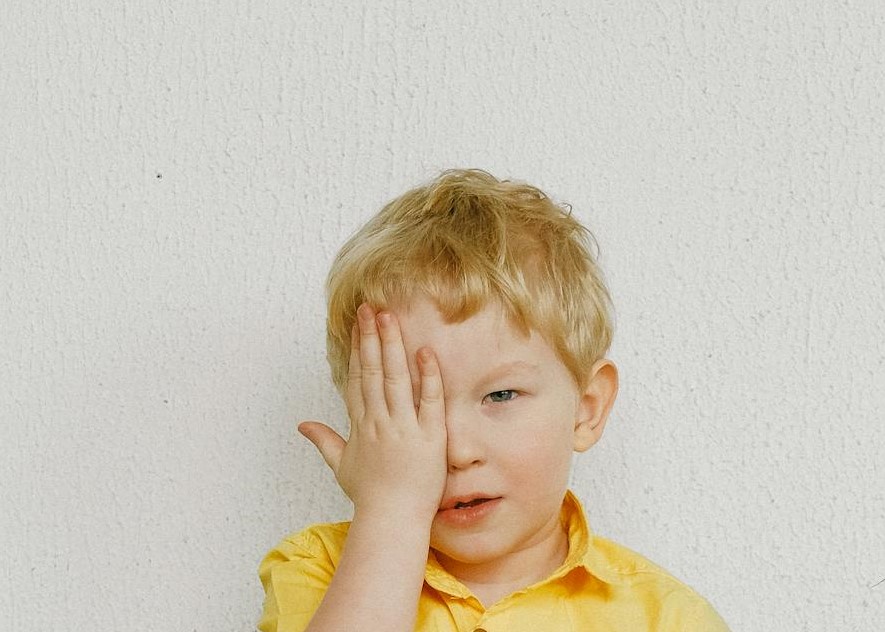 Un niño tapándose el ojo | Fuente: Pexels