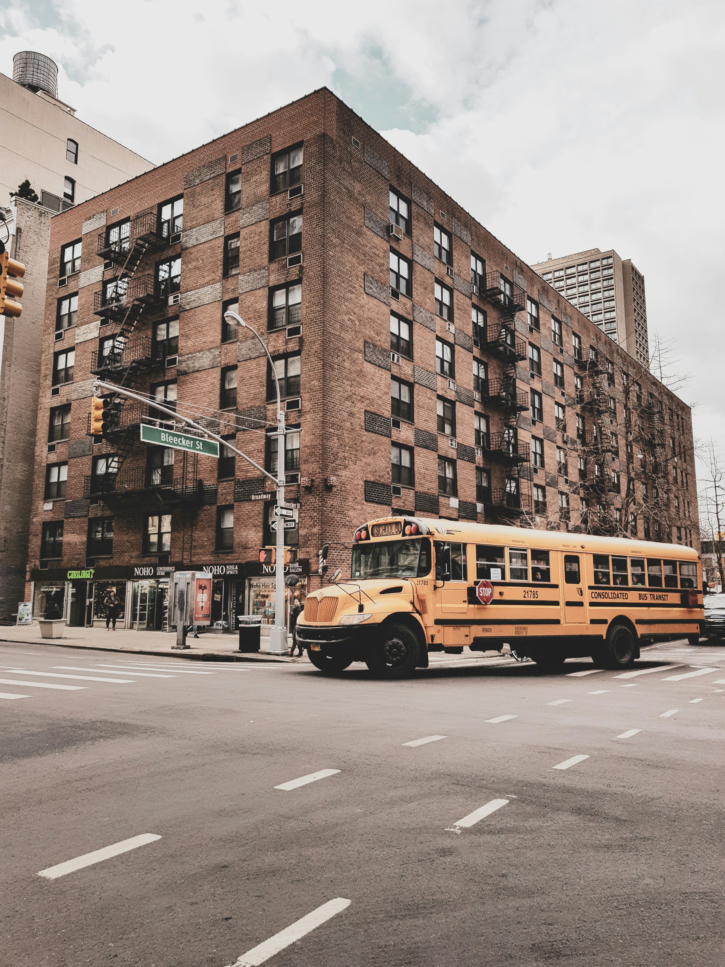 Un autobús escolar en la calle | Fuente: Unsplash